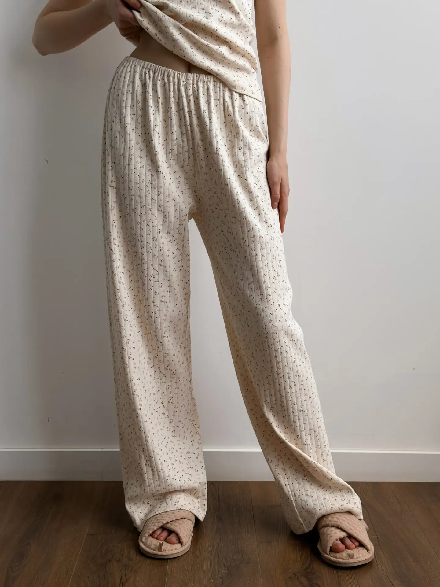 Spodnie szerokie z ribany prążkowanej, kremowe w różowe kwiatki