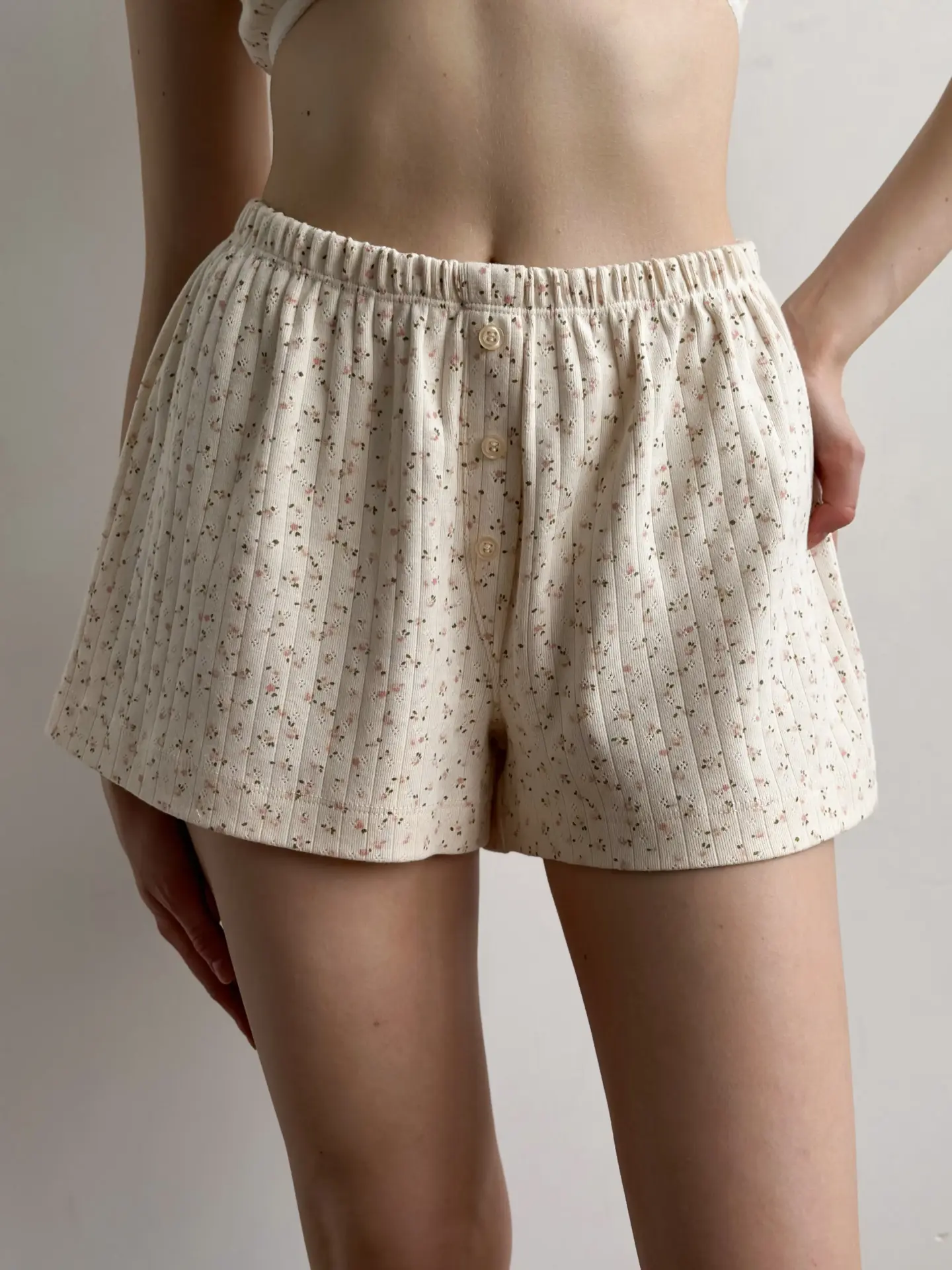Szorty z rozporkiem ozdobnym, z ribany prążkowanej, kremowe w różowe kwiatki