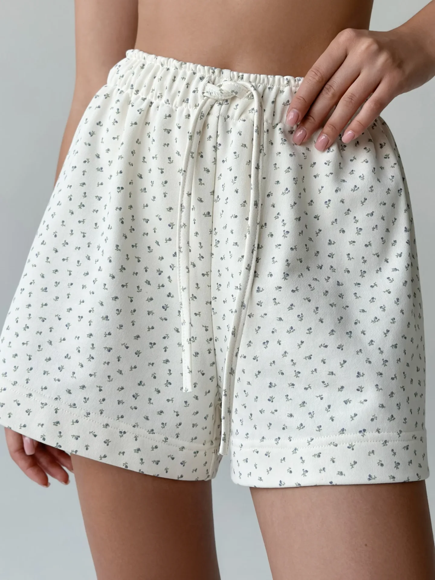 Szorty z dzianiny 3-nitkowej, mleczne w granatowe kwiatki