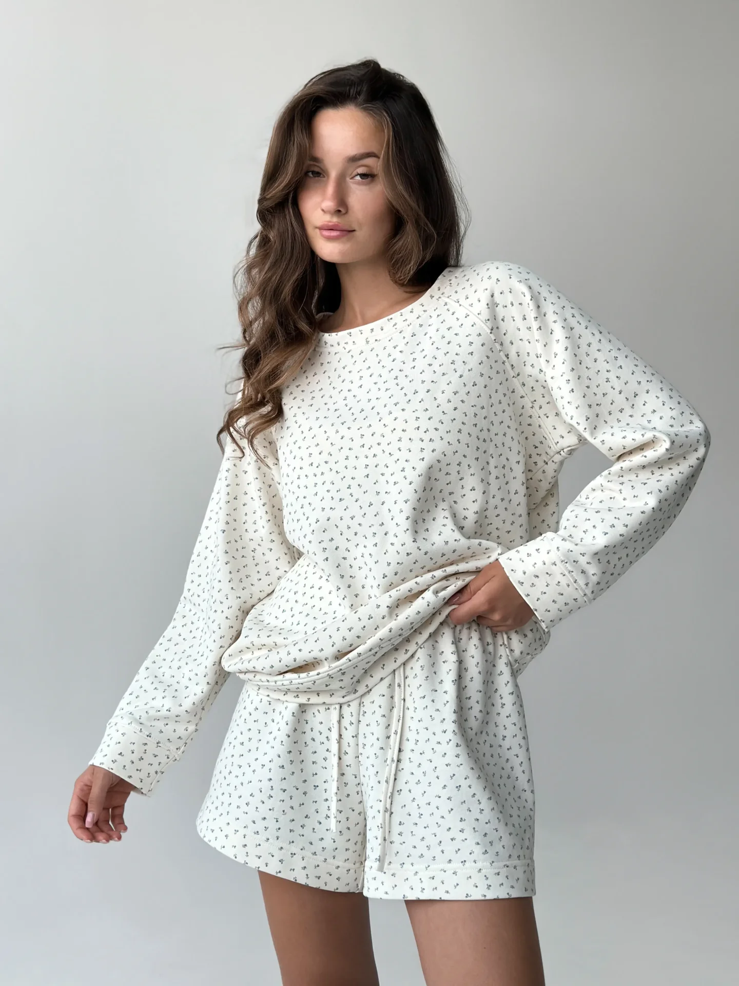 Bluza bez kaptura, z dzianiny 3-nitkowej, mleczna w granatowe kwiatki