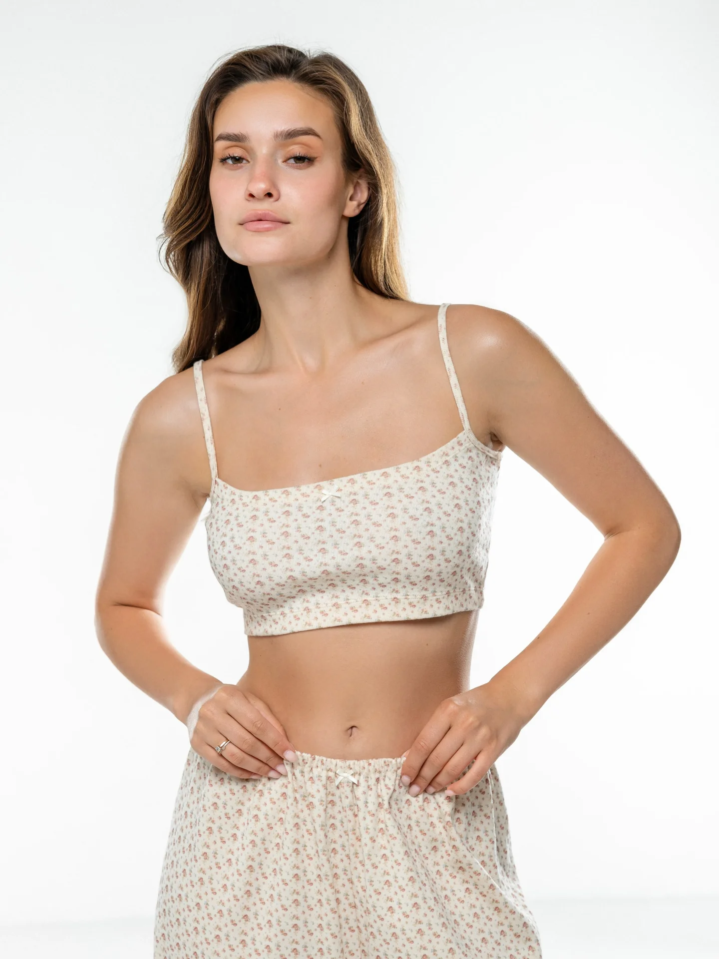 Top mini na ramiączkach, z ribany, kremowy w terakotowe róże