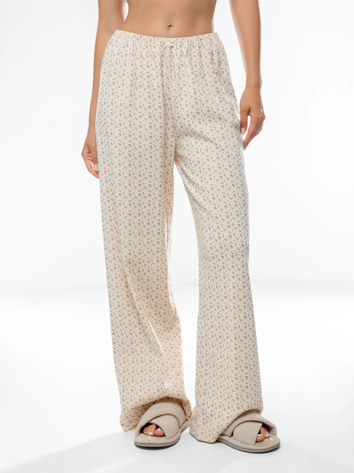 Spodnie szerokie z ribany, kremowe w terakotowe róże