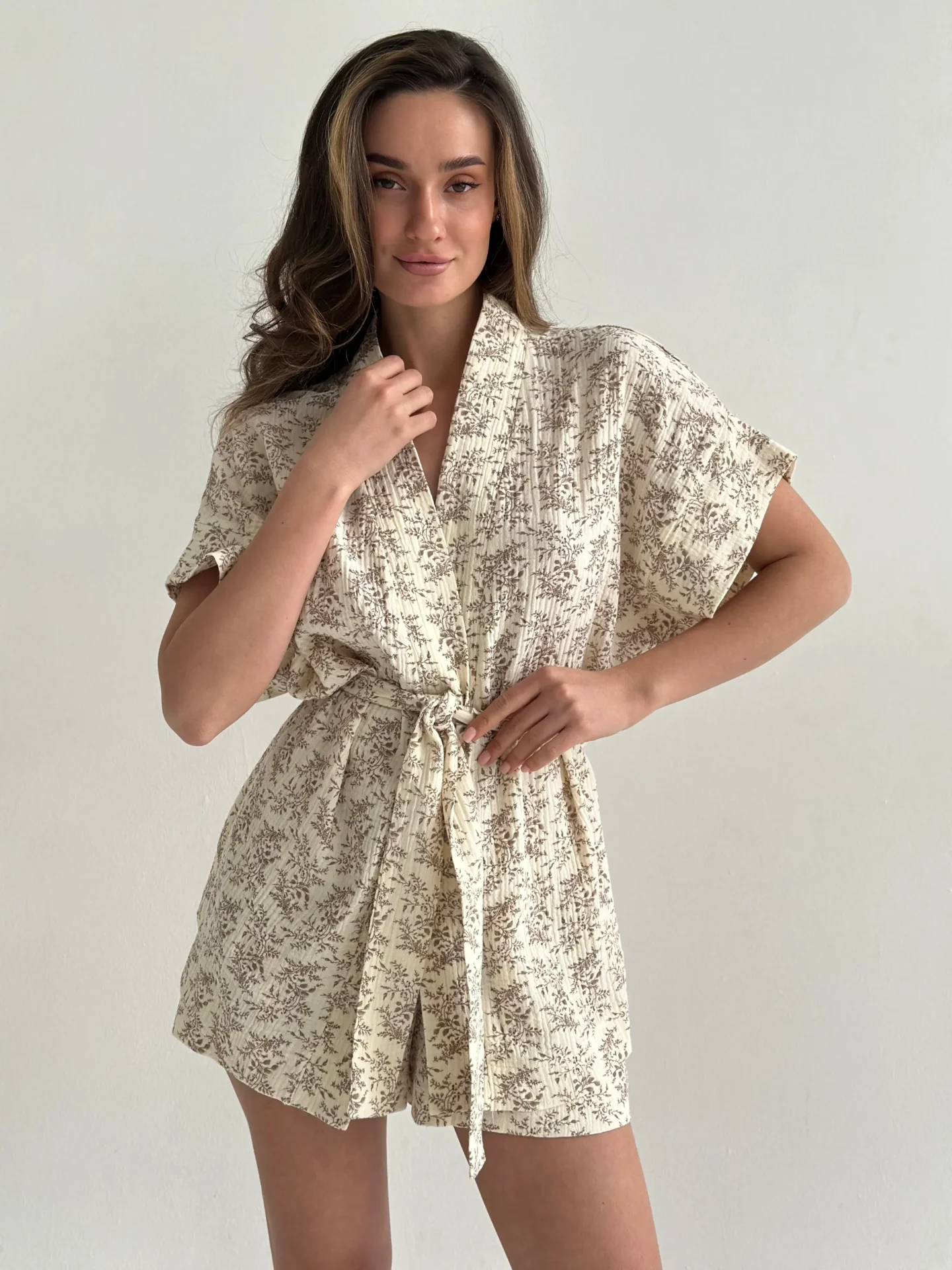 Komplet kimono i szorty z muślinu dwuwarstwowego, ecru w brązowe polne kwiaty