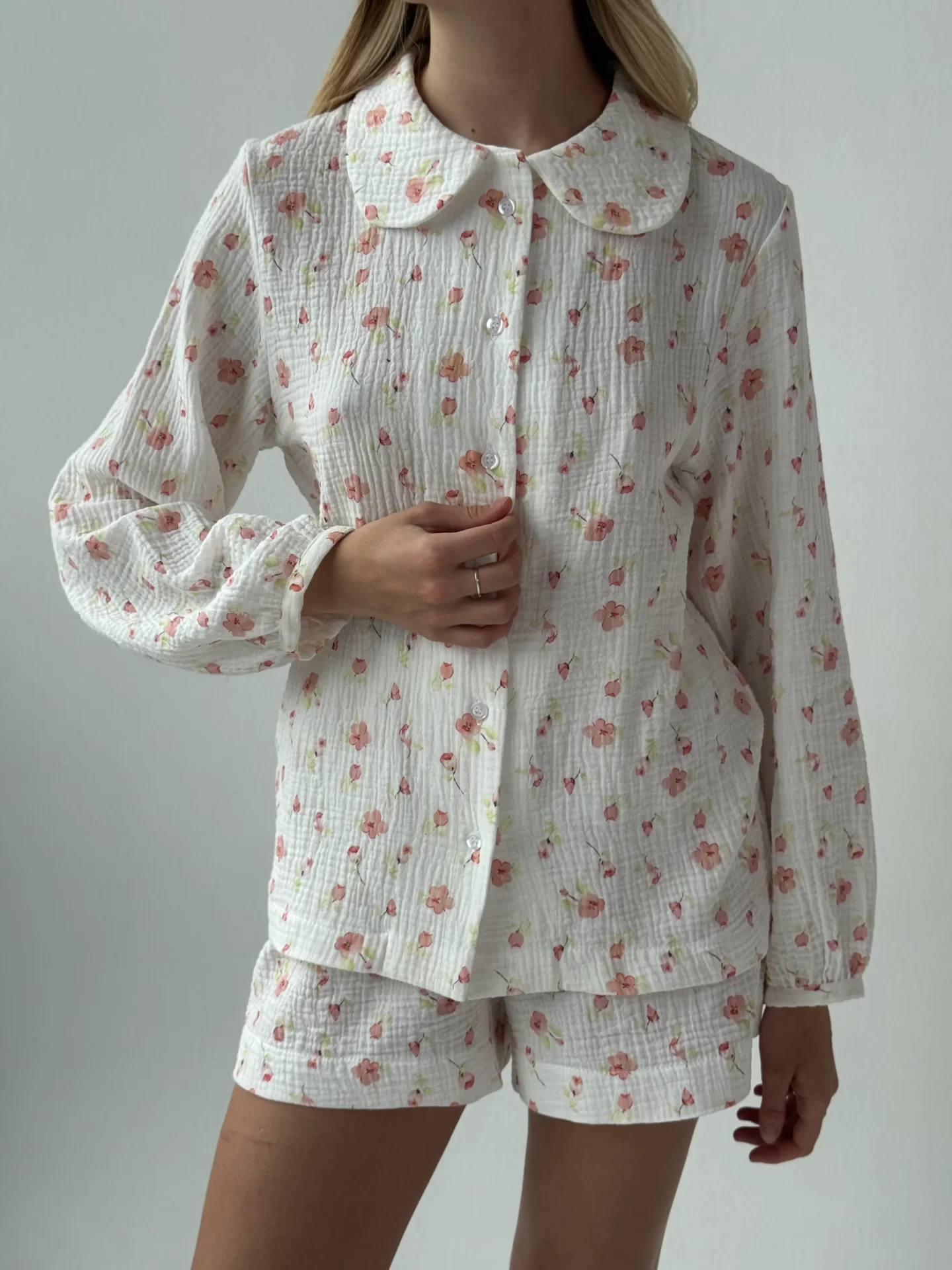 Komplet z okrągłym kołnierzem, z muślinu dwuwarstwowego, biały w akwarelowe wzory