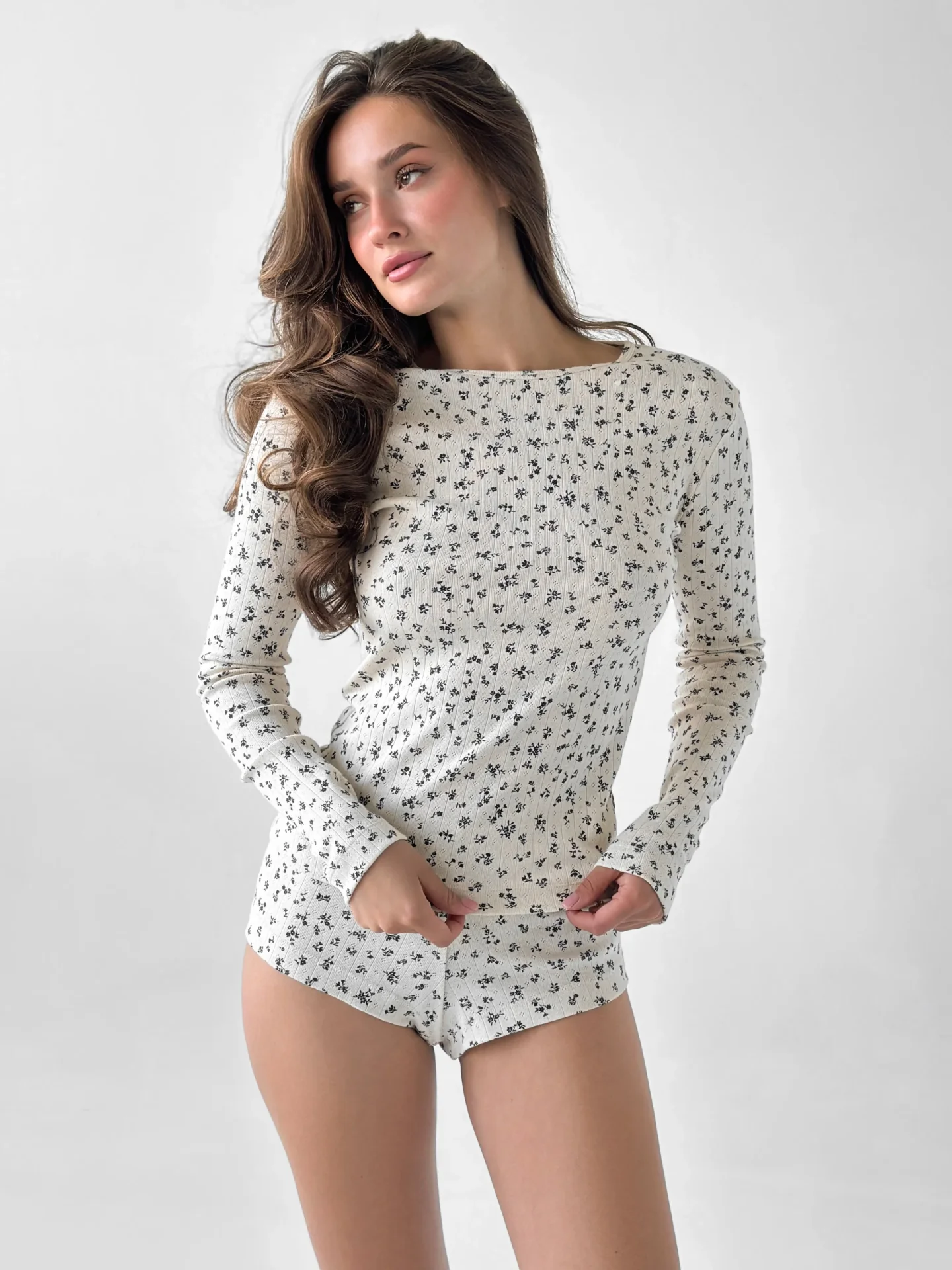 Koszulka z długim rękawem, z ribany prążkowanej, kremowa w granatowe kwiatki