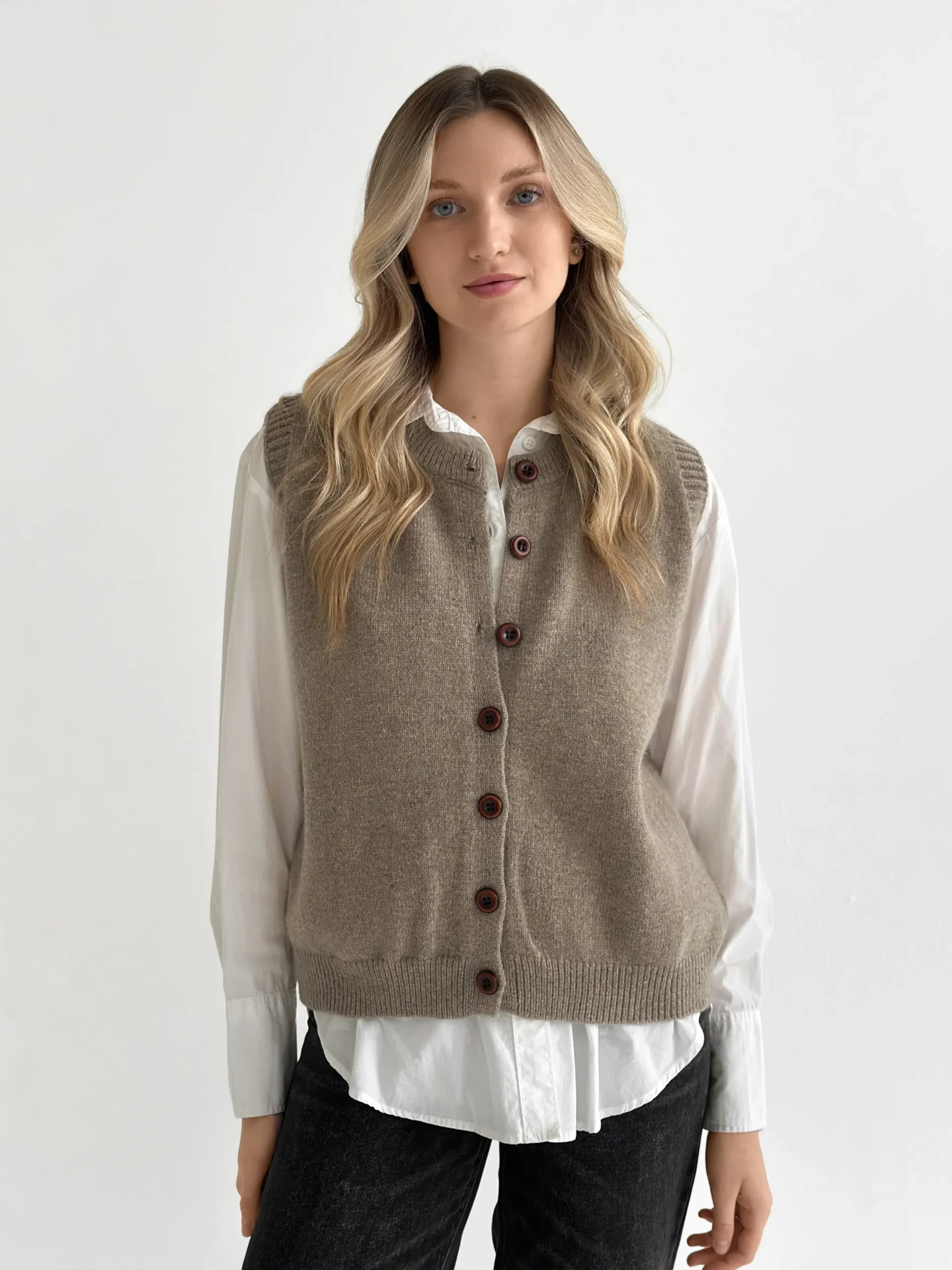 Kamizelka dziana na guziki, beżowa