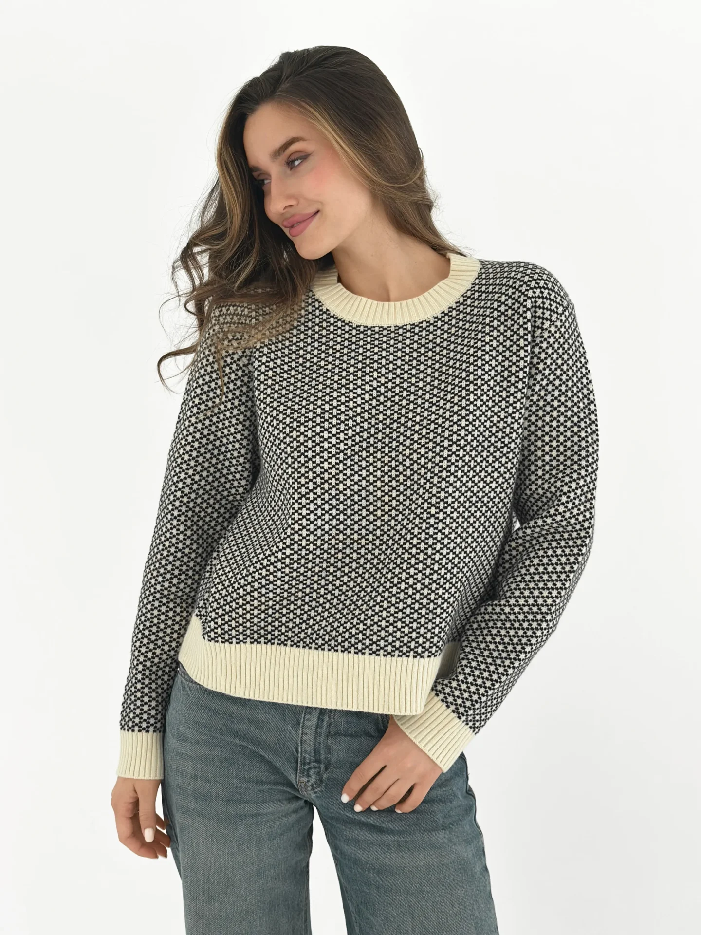 Sweter kremowy z czarnym wzorem