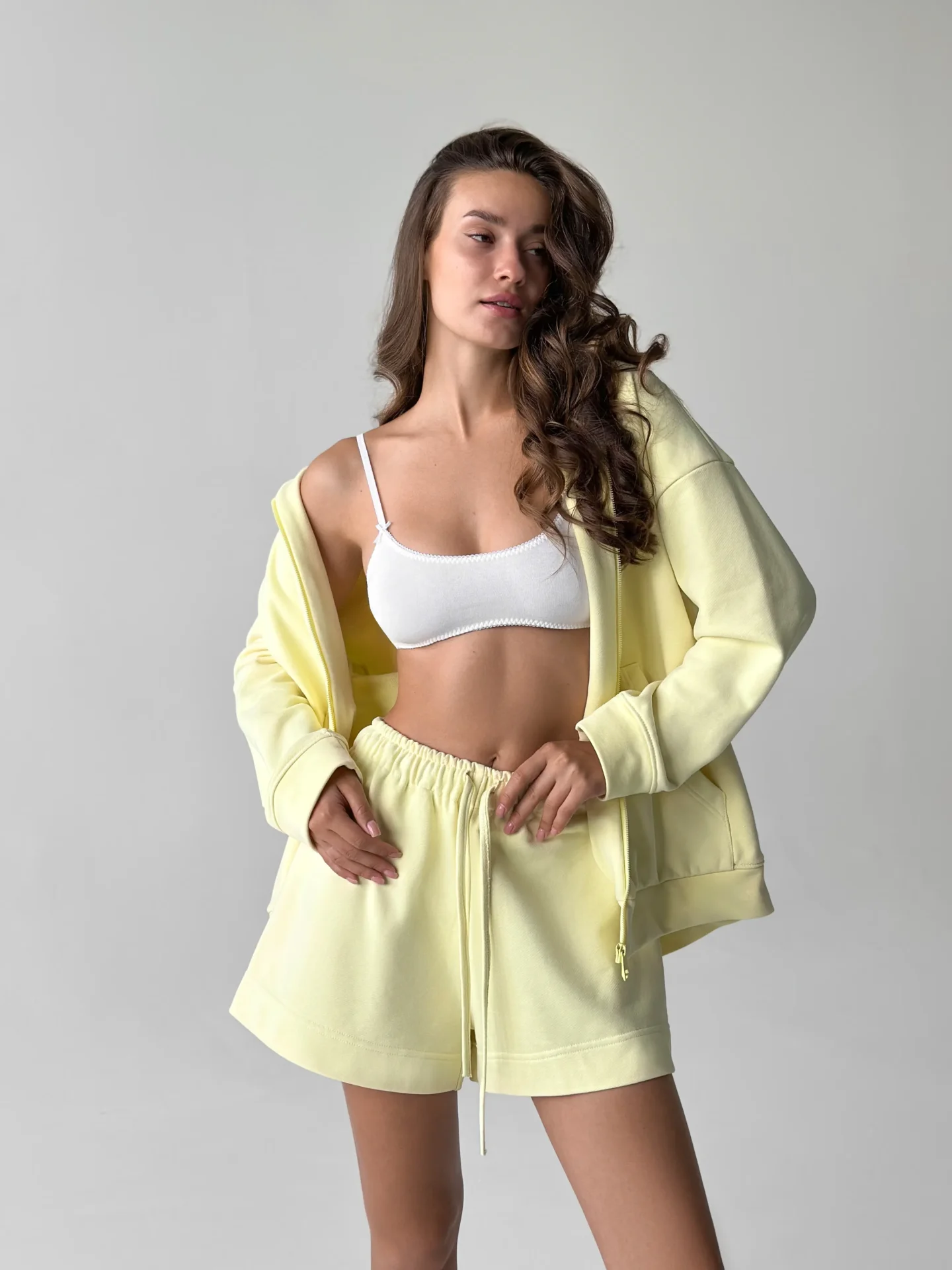 Szorty z dzianiny 3-nitkowej, cytrynowe