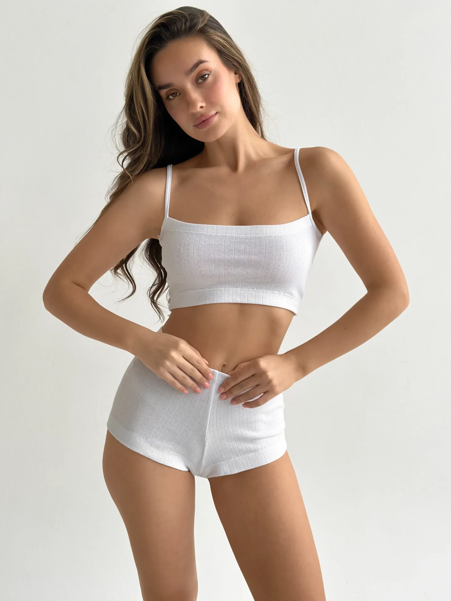 Komplet top mini na ramiączkach i szorty mini, z ribany prążkowanej, biały
