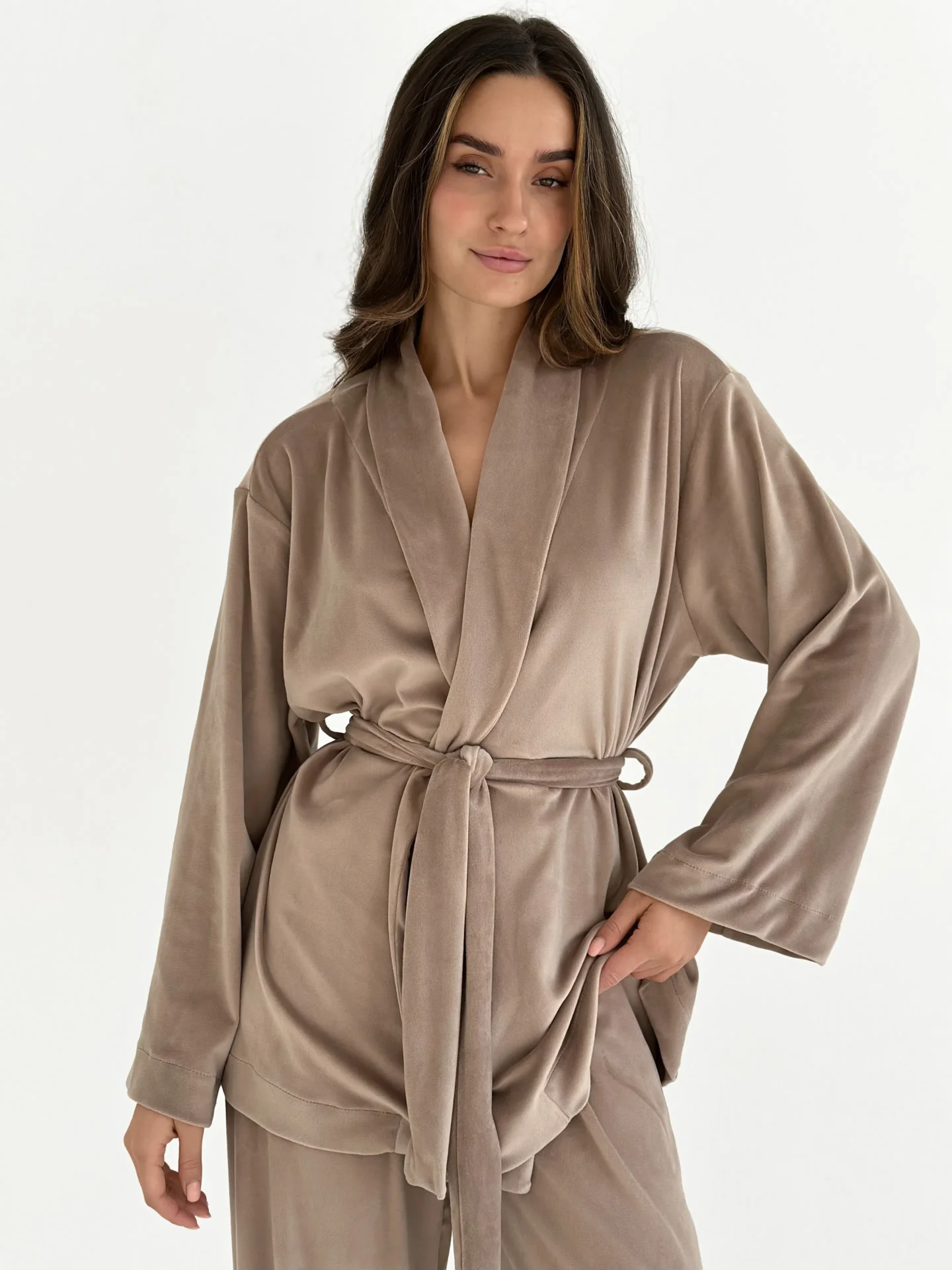 Komplet bluza kopertowa z kołnierzem szalowym i spodnie, z pluszu, beżowy