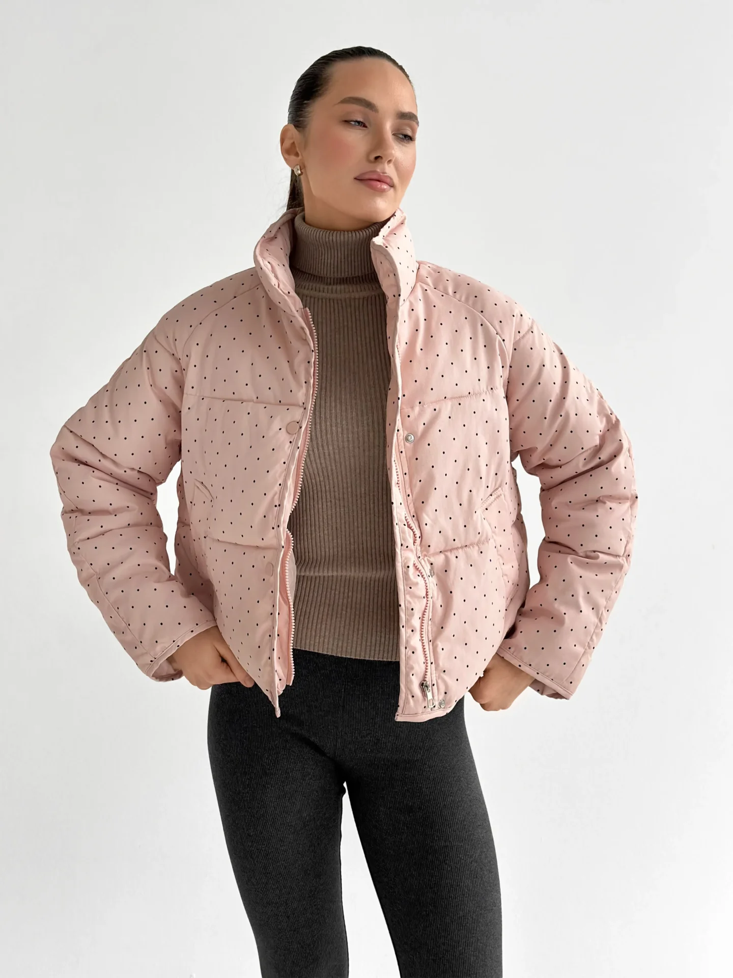 Kurtka pikowana z kołnierzem, pudrowa w groszki