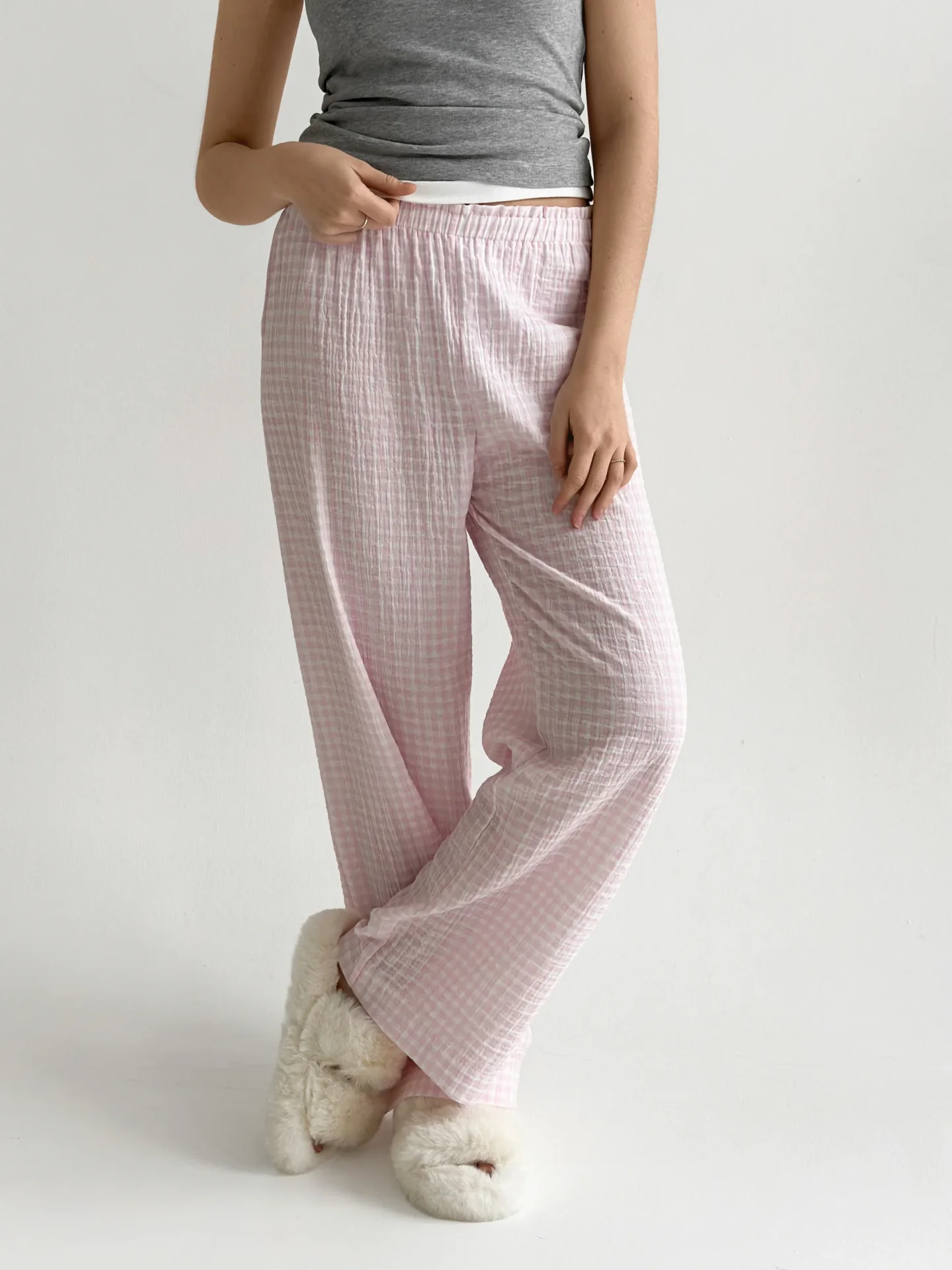 Spodnie Mono z muślinu dwuwarstwowego, mleczne w różową kratkę