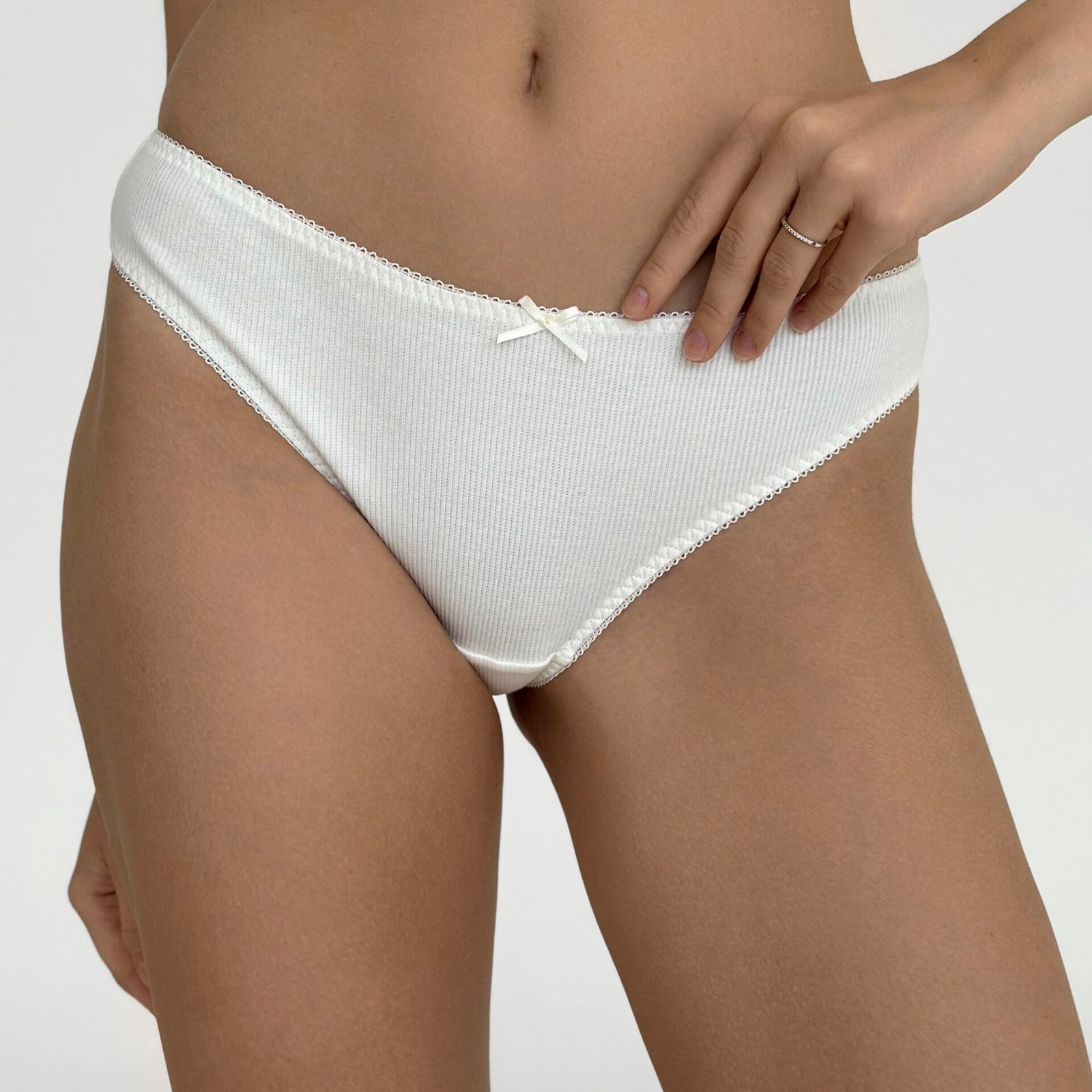 Majtki Slip „Delicacy” z dzianiny prążkowanej, mleczne