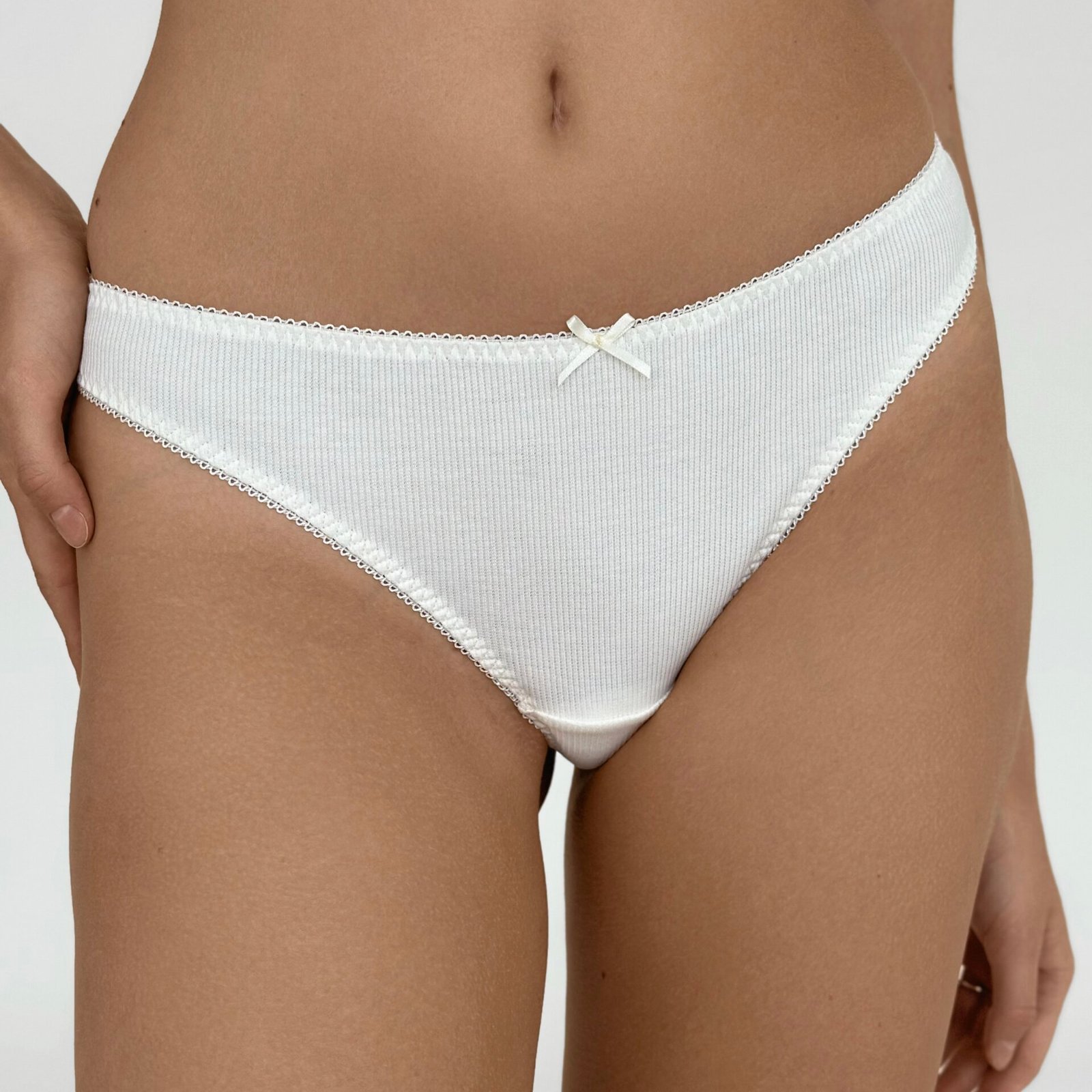 Majtki Stringi „Delicacy” z dzianiny prążkowanej, mleczne