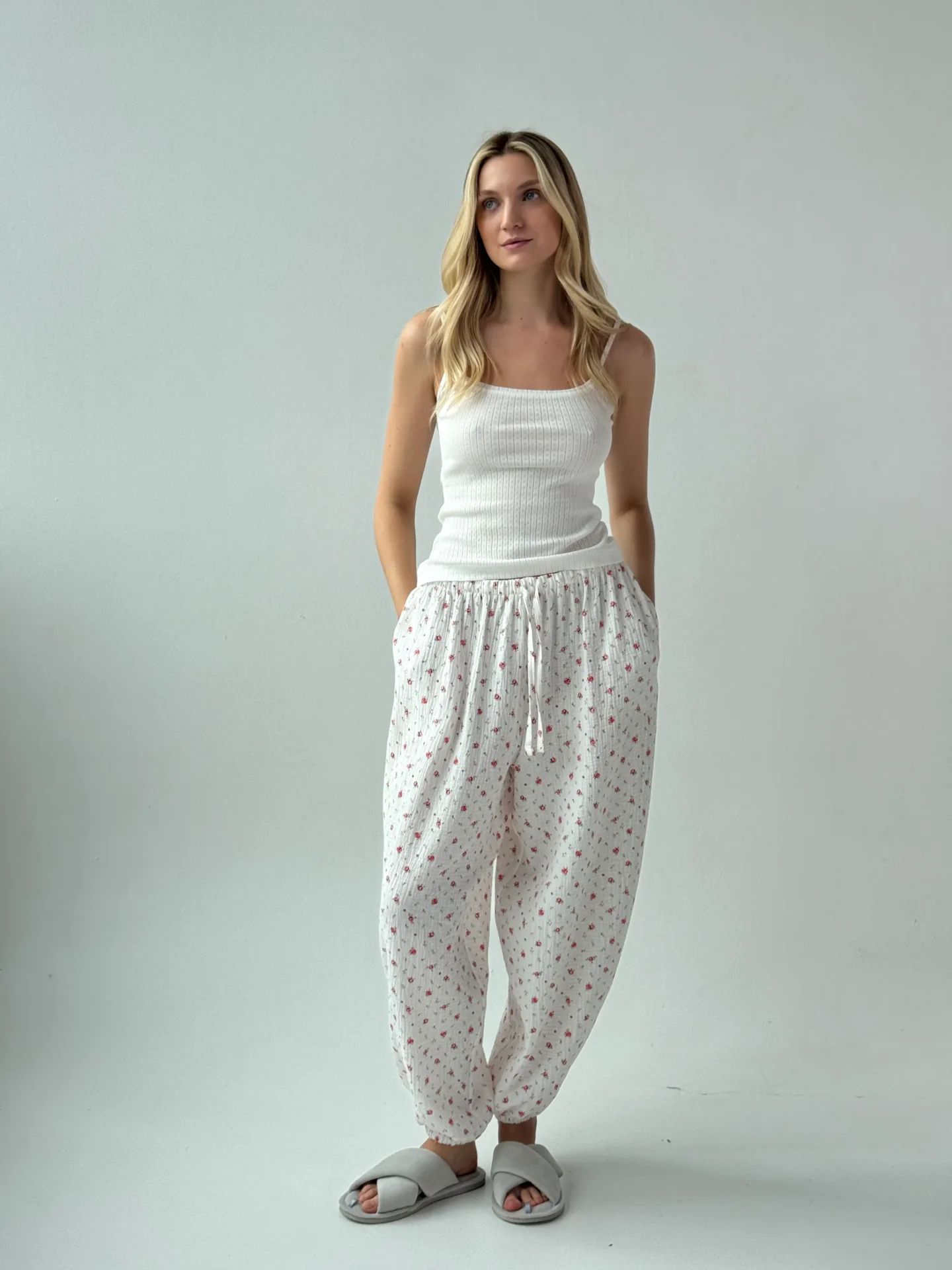 Spodnie szarawary z muślinu dwuwarstwowego, białe w kwiatki