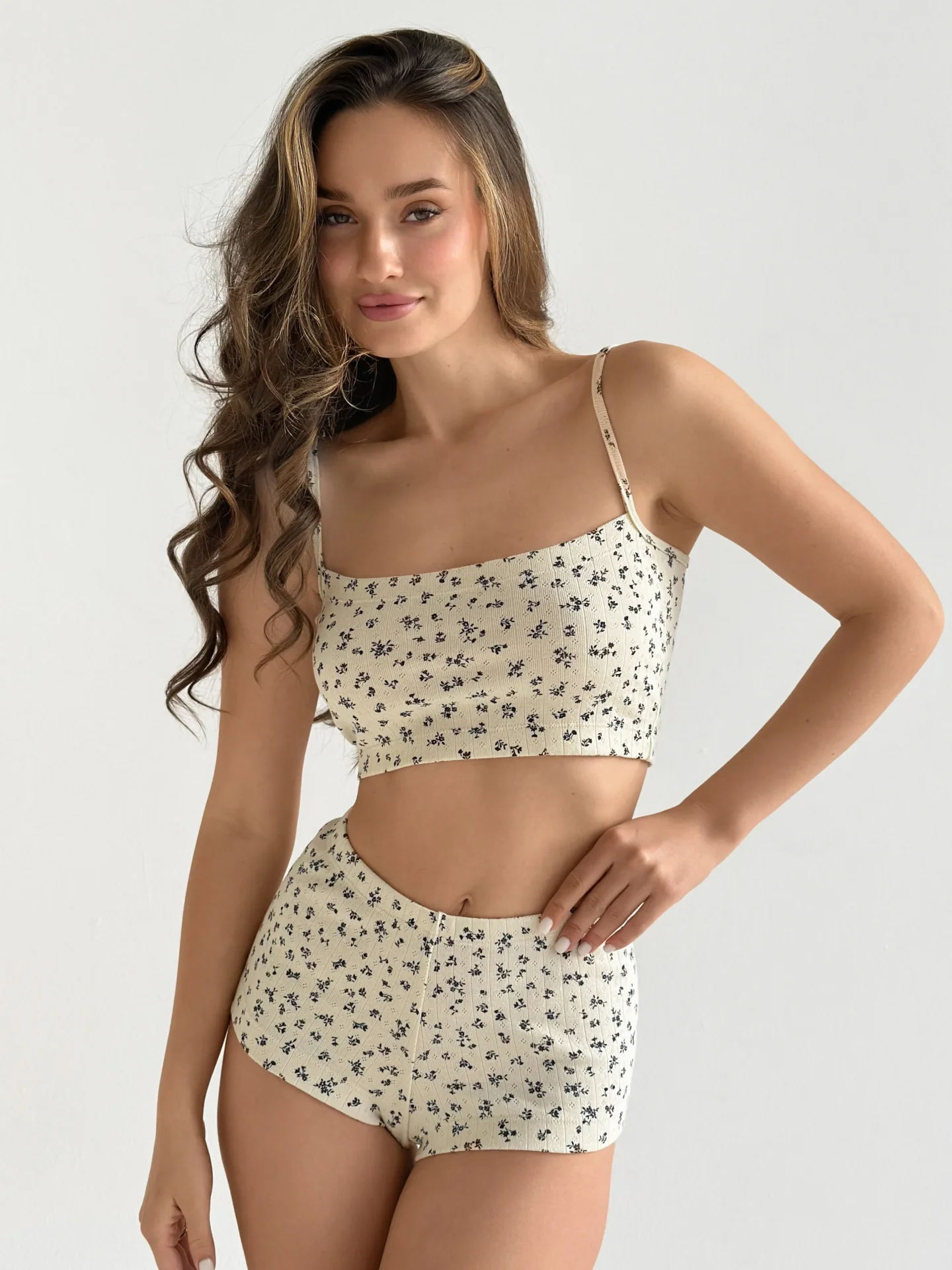 Komplet top mini na ramiączkach i szorty mini, z ribany prążkowanej, kremowy w granatowe kwiatki