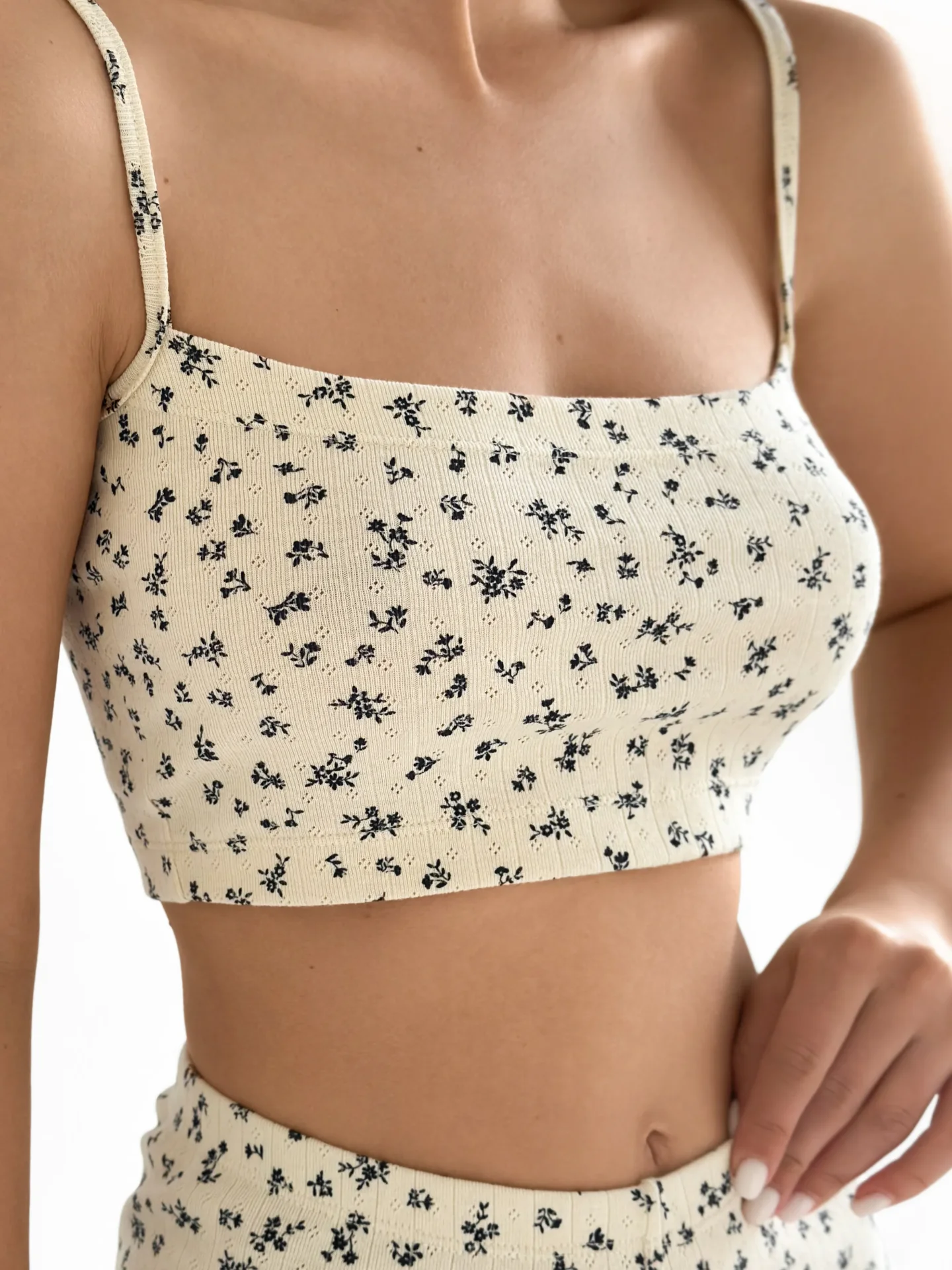 Top mini na ramiączkach, z ribany prążkowanej, kremowy w granatowe kwiatki