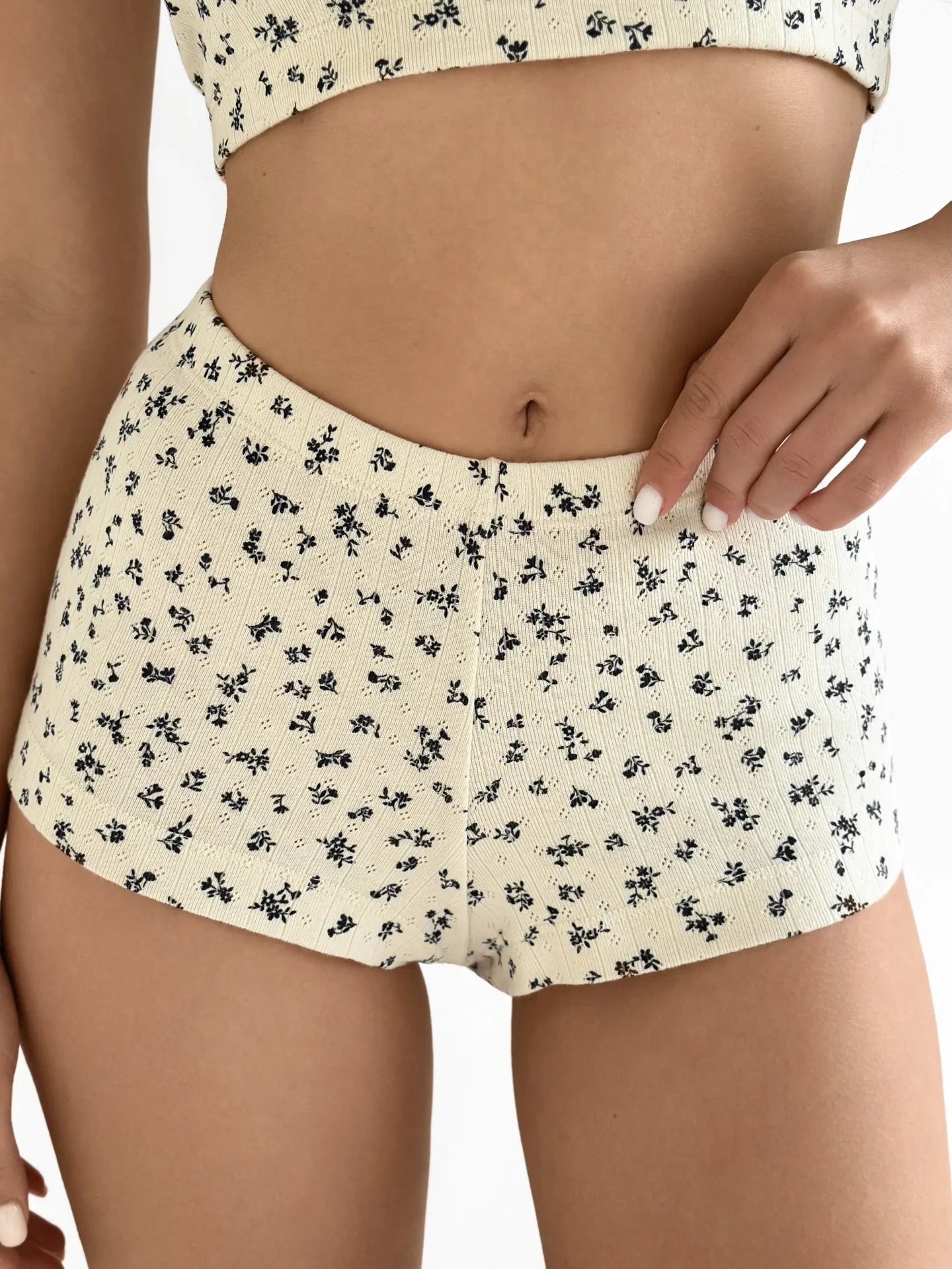 Szorty mini z ribany prążkowanej, kremowe w granatowe kwiatki