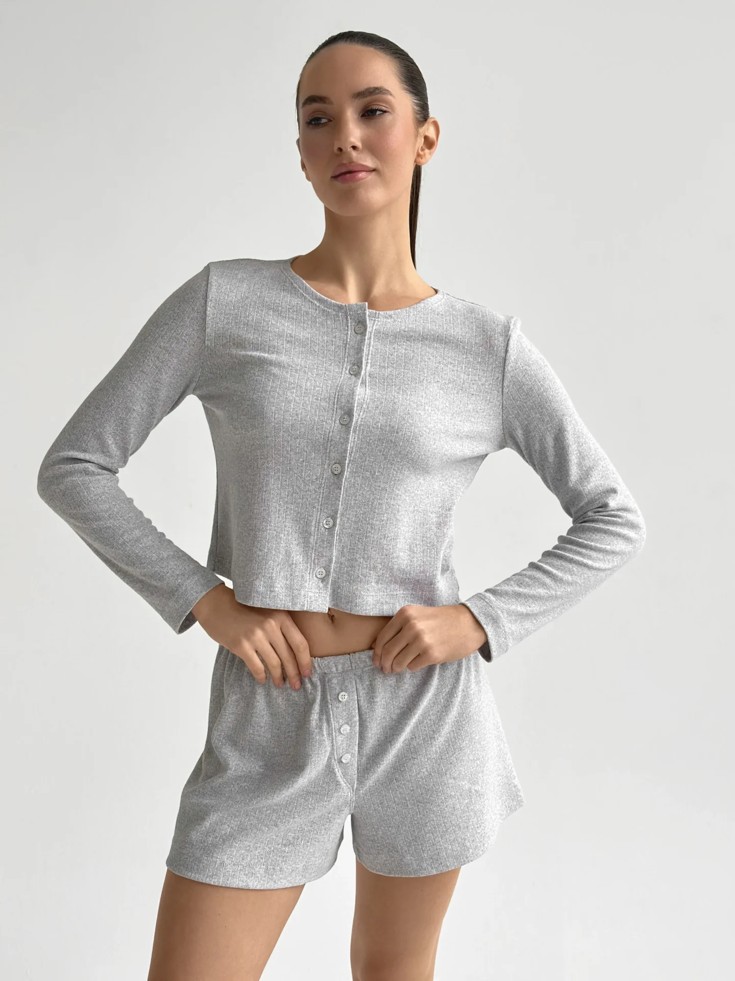 Komplet longsleeve na guziki i szorty z rozporkiem ozdobnym, z ribany prążkowanej, szary