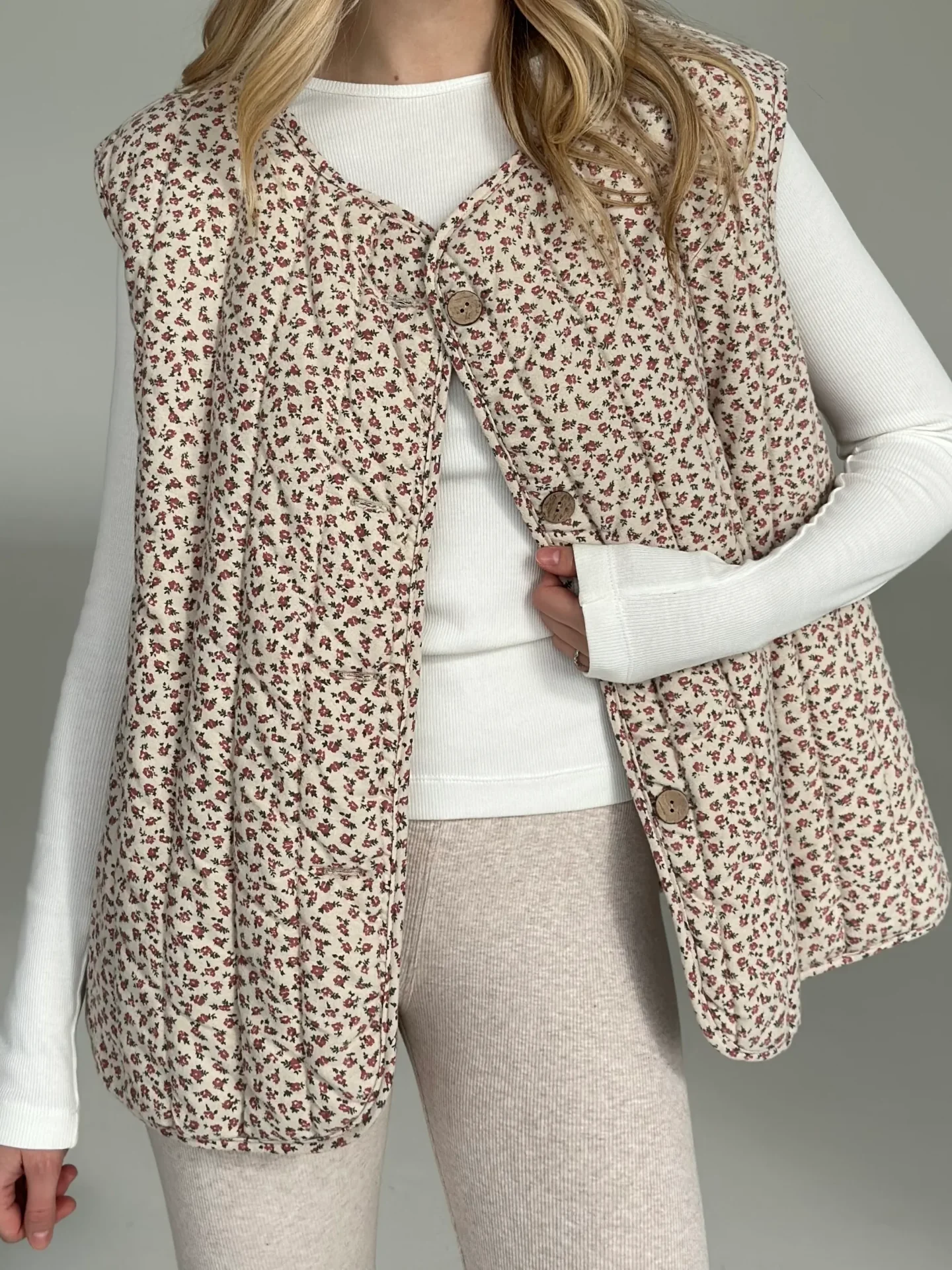 Kamizelka pikowana z flaneli, beżowa w bordowe kwiatki