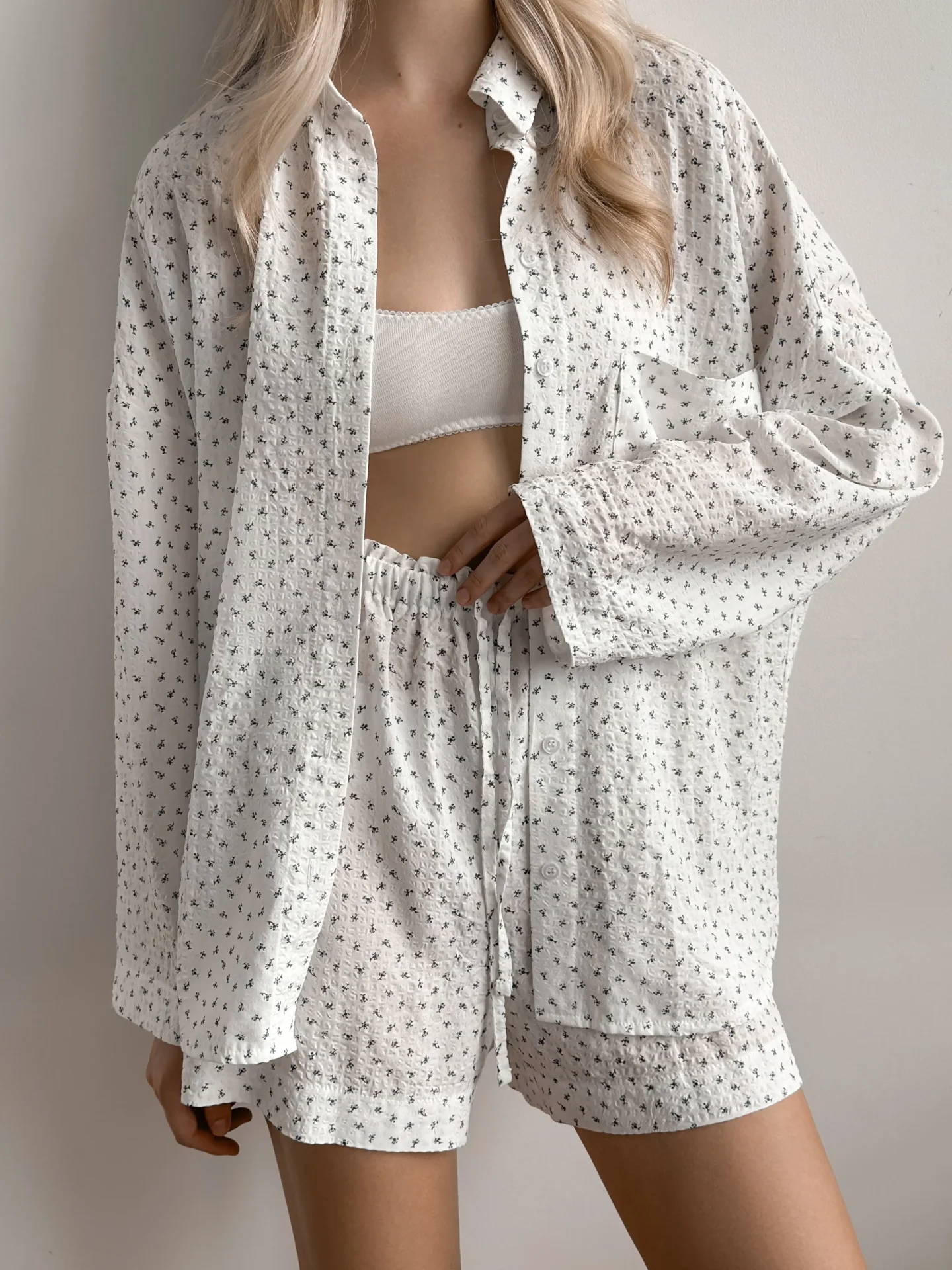 Komplet koszula i szorty, z batystu kreszowanego, biały w granatowe kwiatki