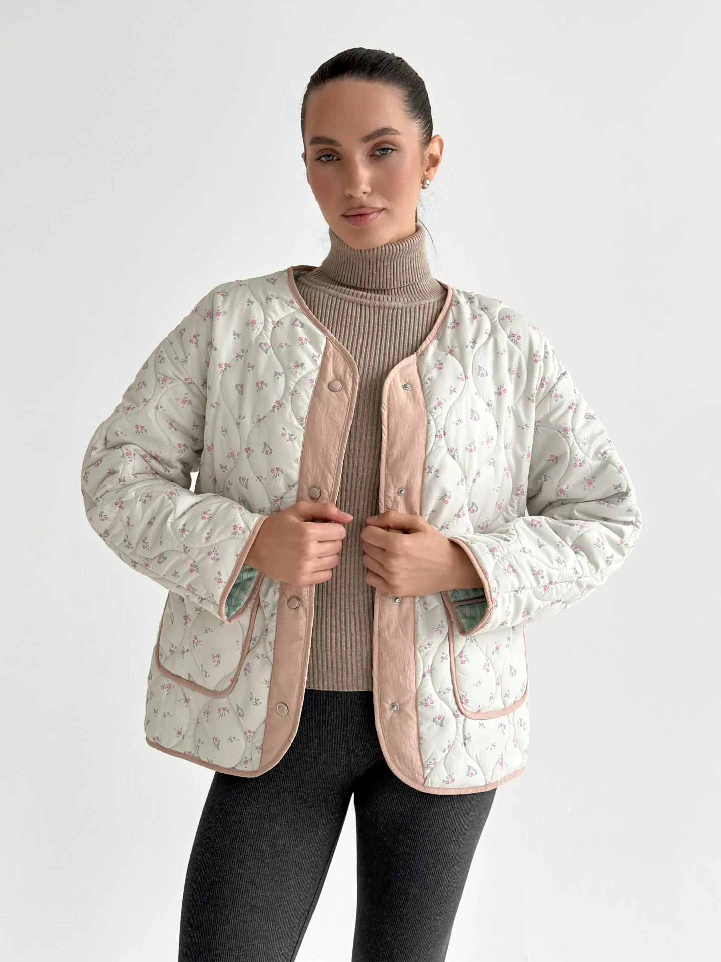 Kurtka pikowana, biało-pudrowa w różowe kwiaty