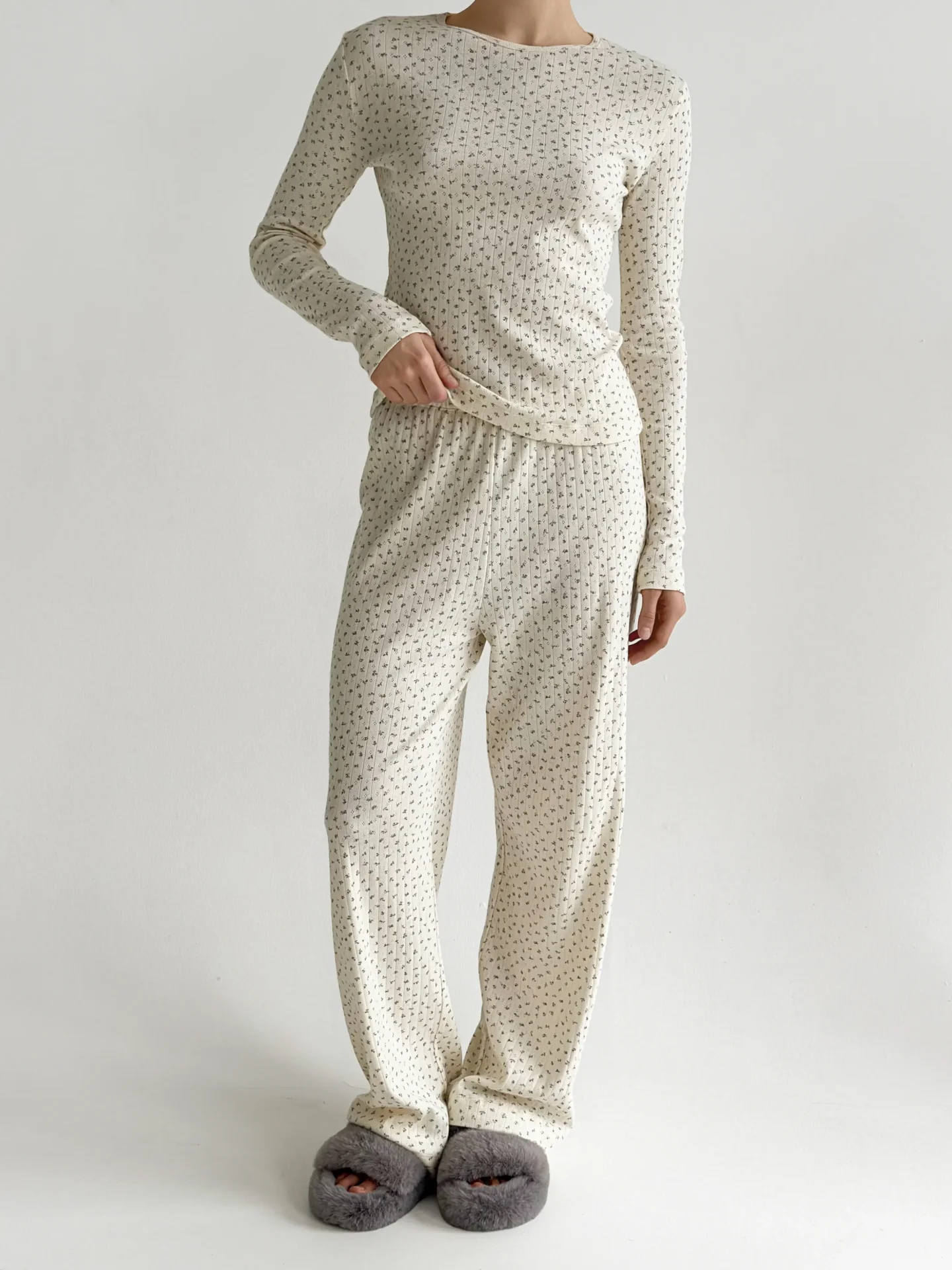 Komplet koszulka z długim rękawem i szerokie spodnie, z ribany prążkowanej, kremowy w niebieskie kwiatki