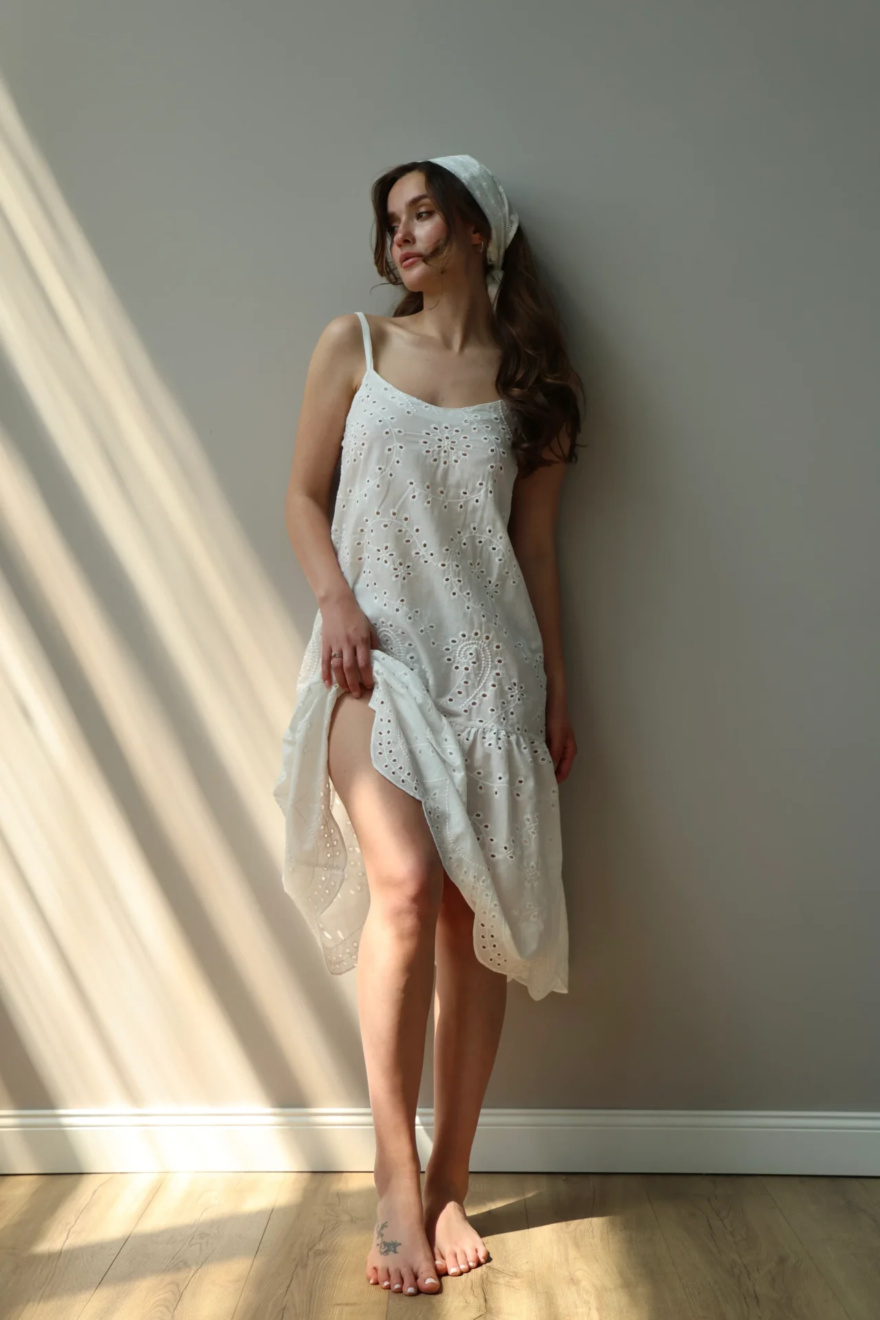 Sukienka na ramiączkach typu sarafan, z bawełny, haft ażurowy „gałązka”, biała