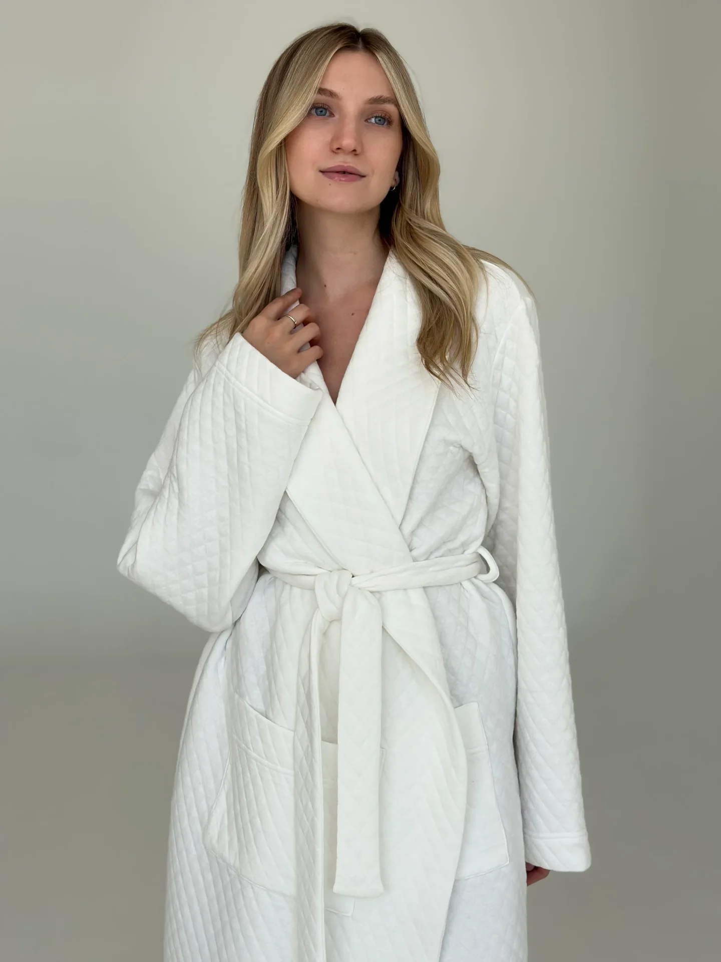 Komplet szlafrok i spodnie, z dzianiny pikowanej, biały