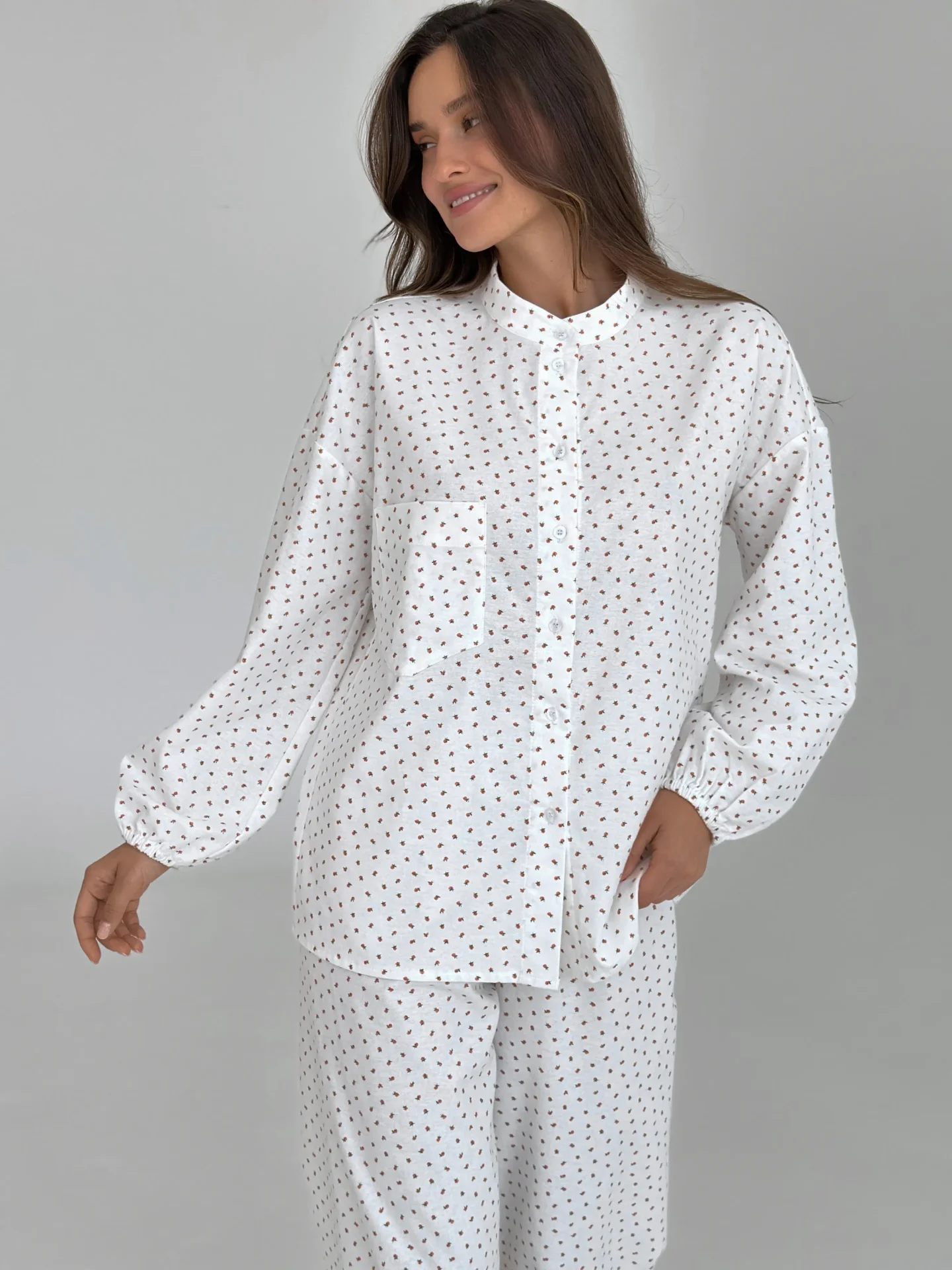 Komplet piżamowy koszula z rękawem na gumce i spodnie, z flaneli, biała w terakotowe róże