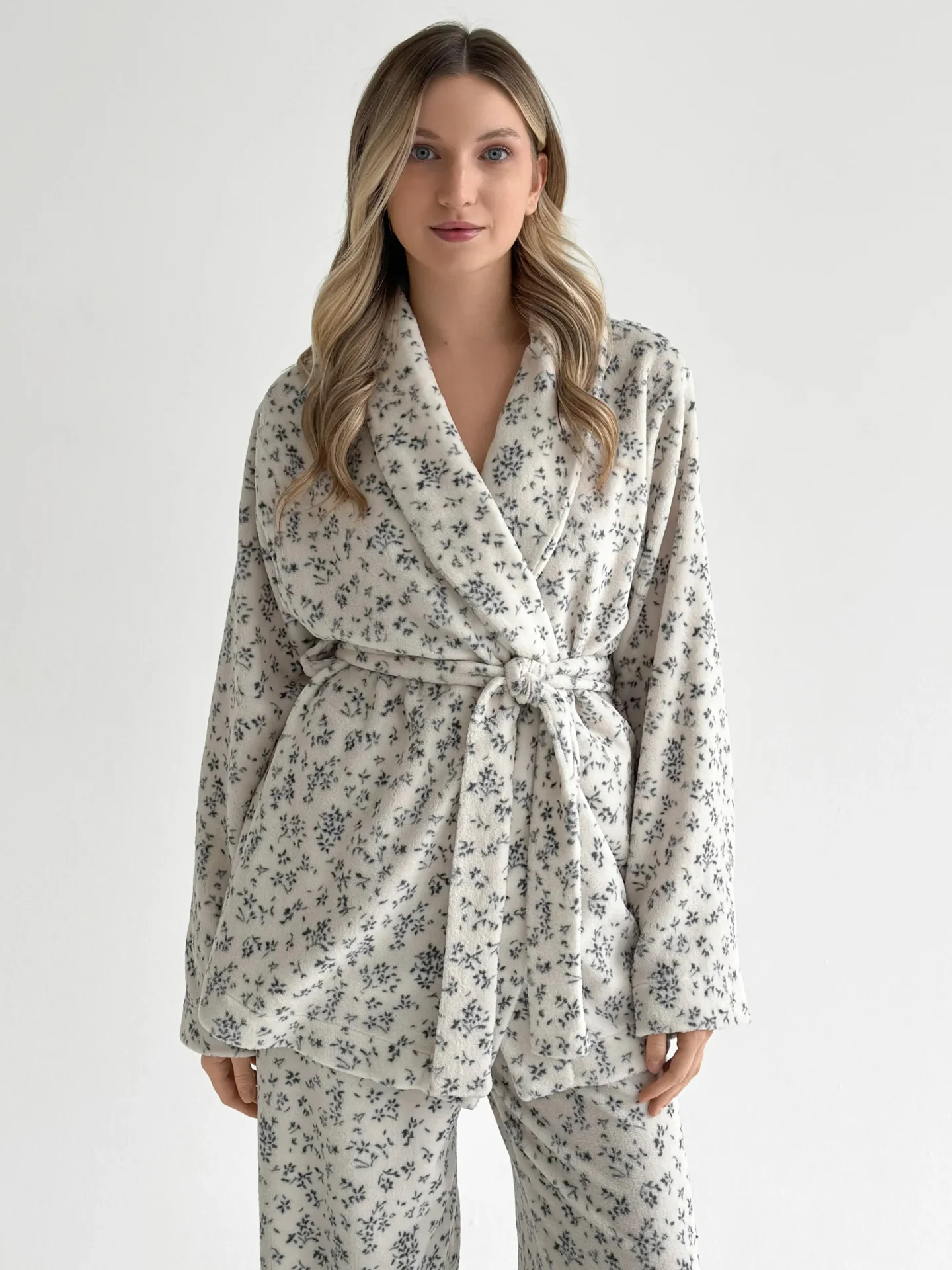 Komplet Koral bluza kopertowa z kołnierzem szalowym i spodnie, z weluru, biały w granatowe kwiatki