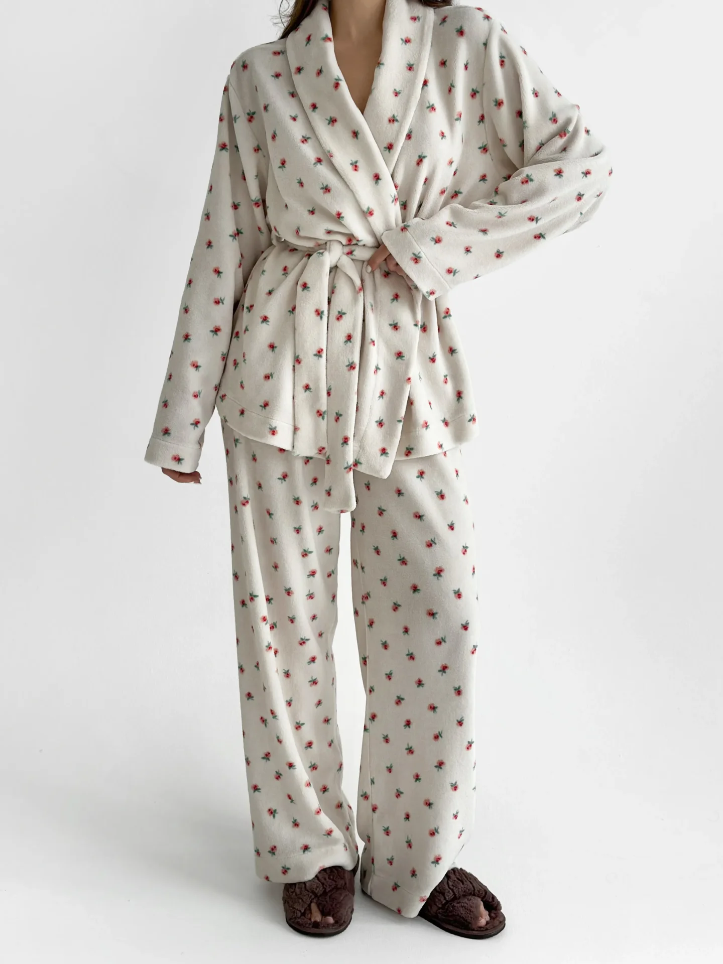 Komplet Koral bluza kopertowa z kołnierzem szalowym i spodnie, z weluru, mleczny w róże