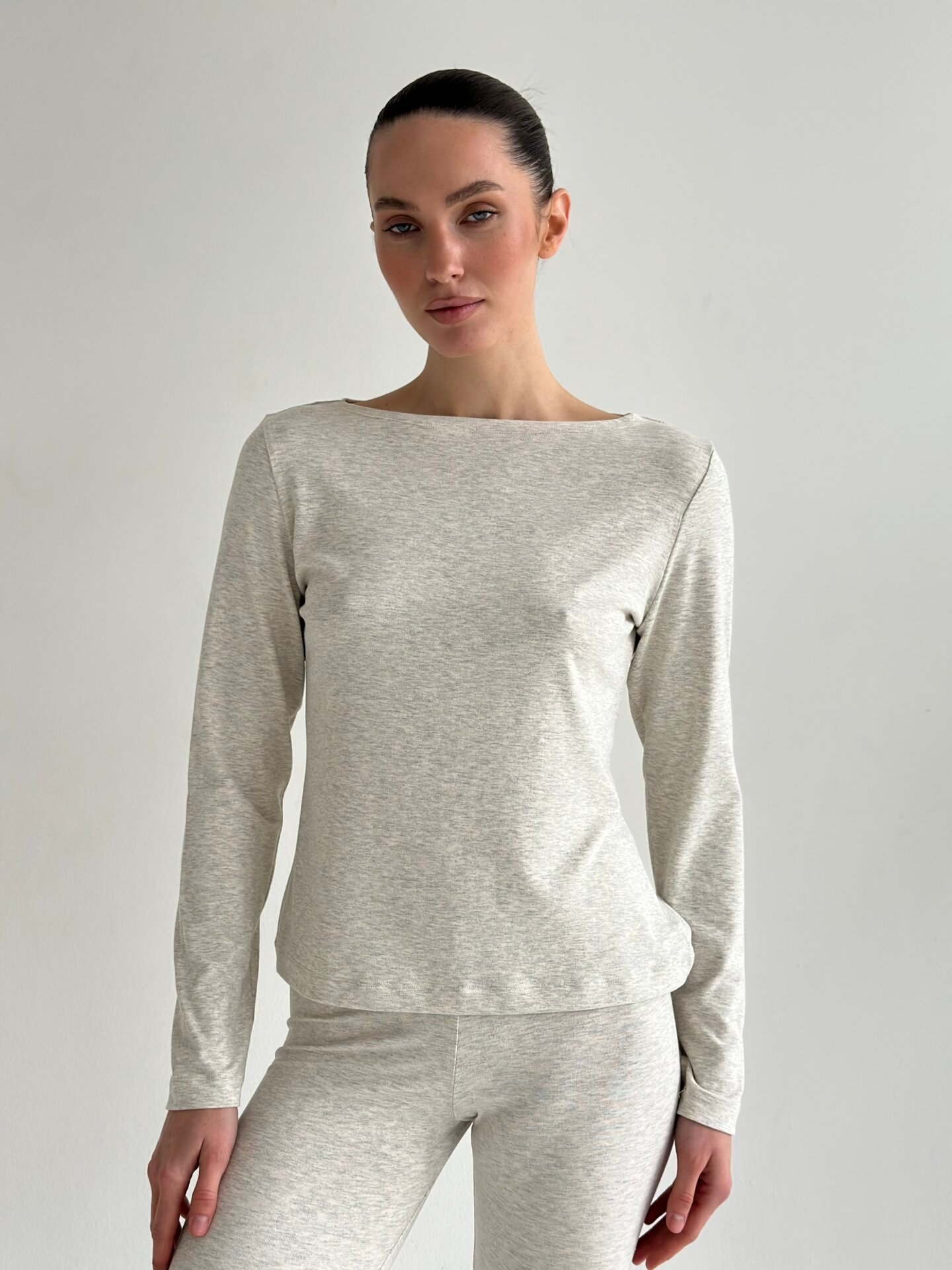 Koszulka longsleeve z dekoltem łódka „Delicacy”, z dzianiny, beżowo-szara