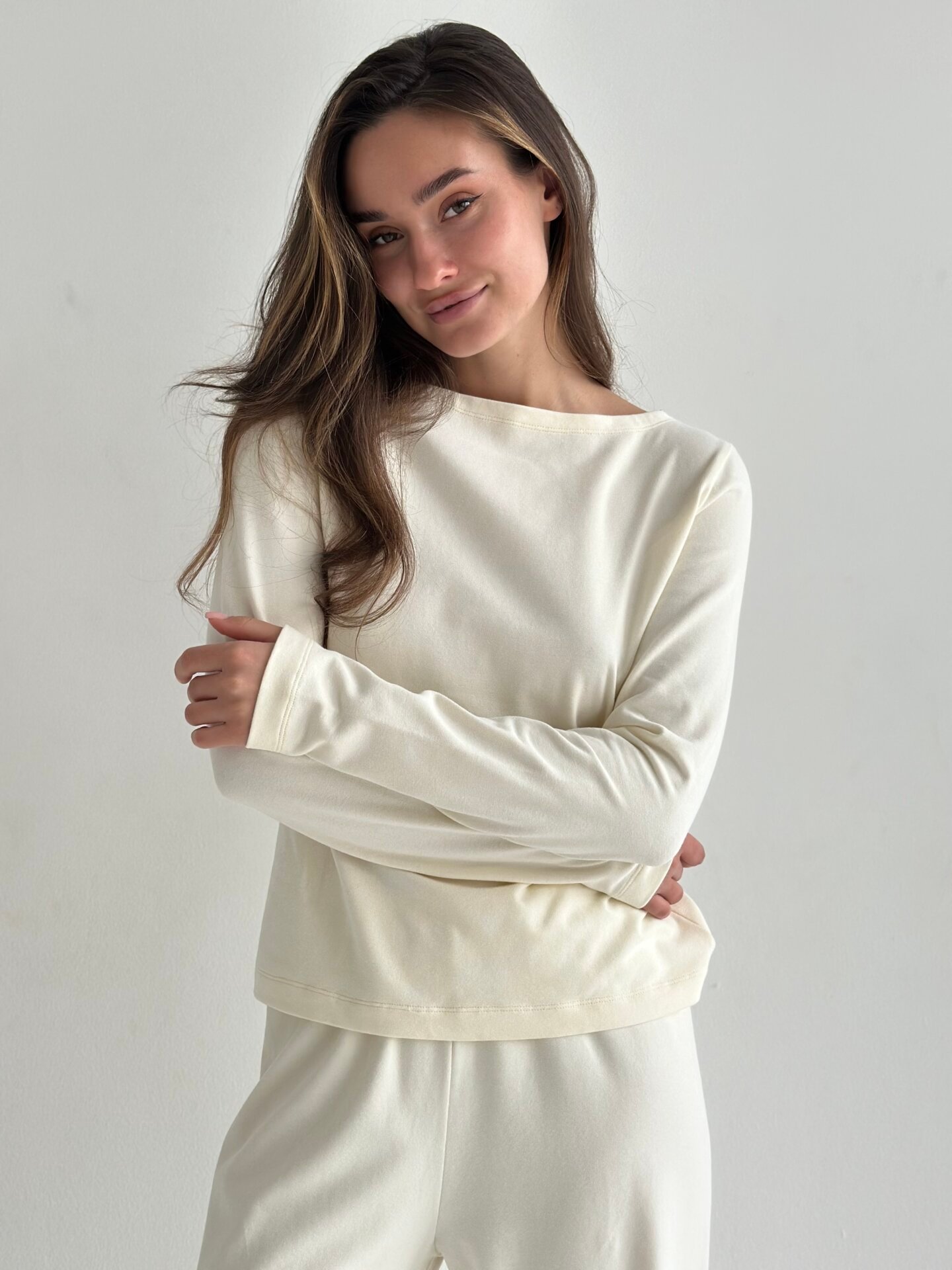 Koszulka longsleeve z dekoltem łódka „Delicacy”, z dzianiny, mleczna