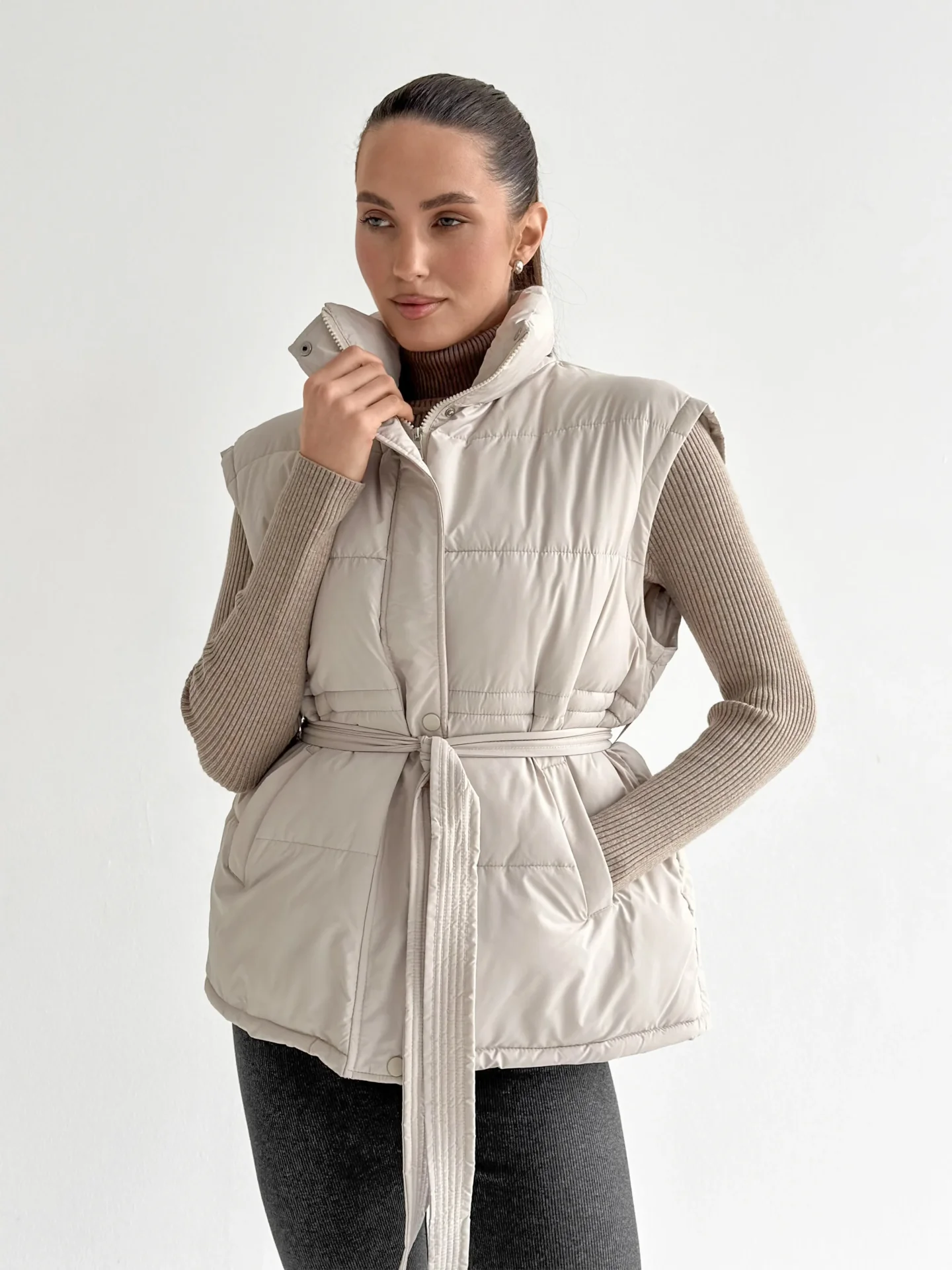 Kamizelka pikowana puchowa, z paskiem, jasnobeżowa