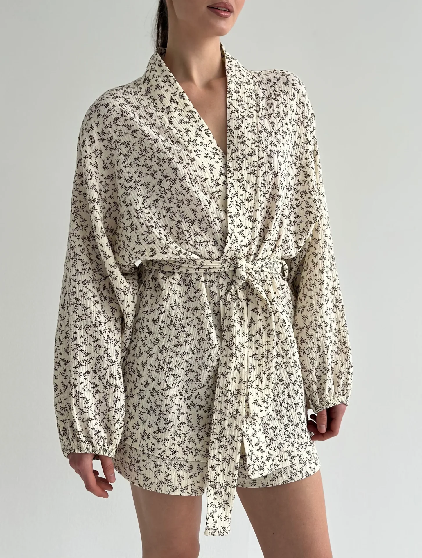 Komplet koszula i szorty z muślinu dwuwarstwowego, ecru w ciemnobrązowe gałązki