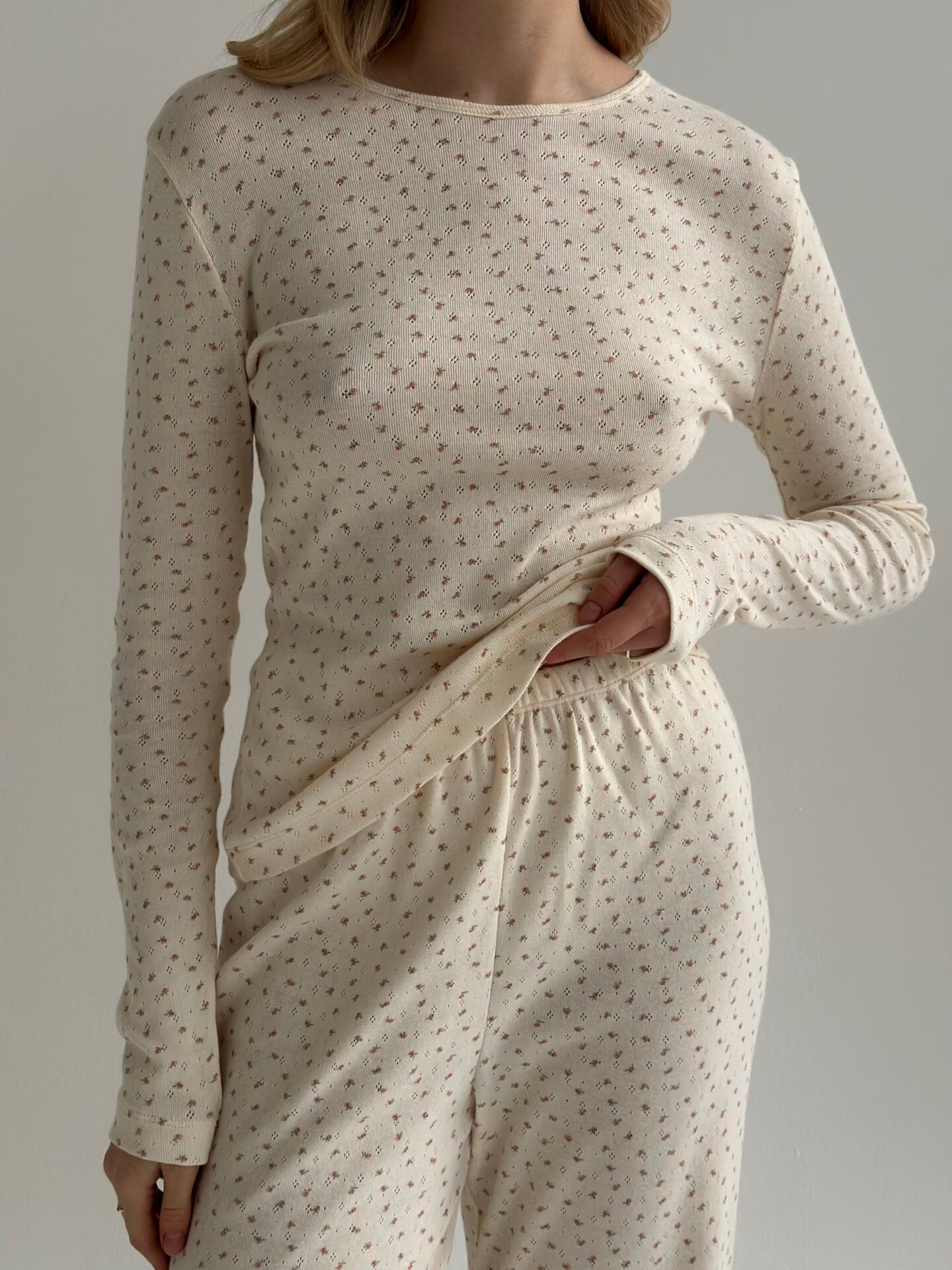 Komplet koszulka z długim rękawem i szerokie spodnie, z ribany, kremowa w róże