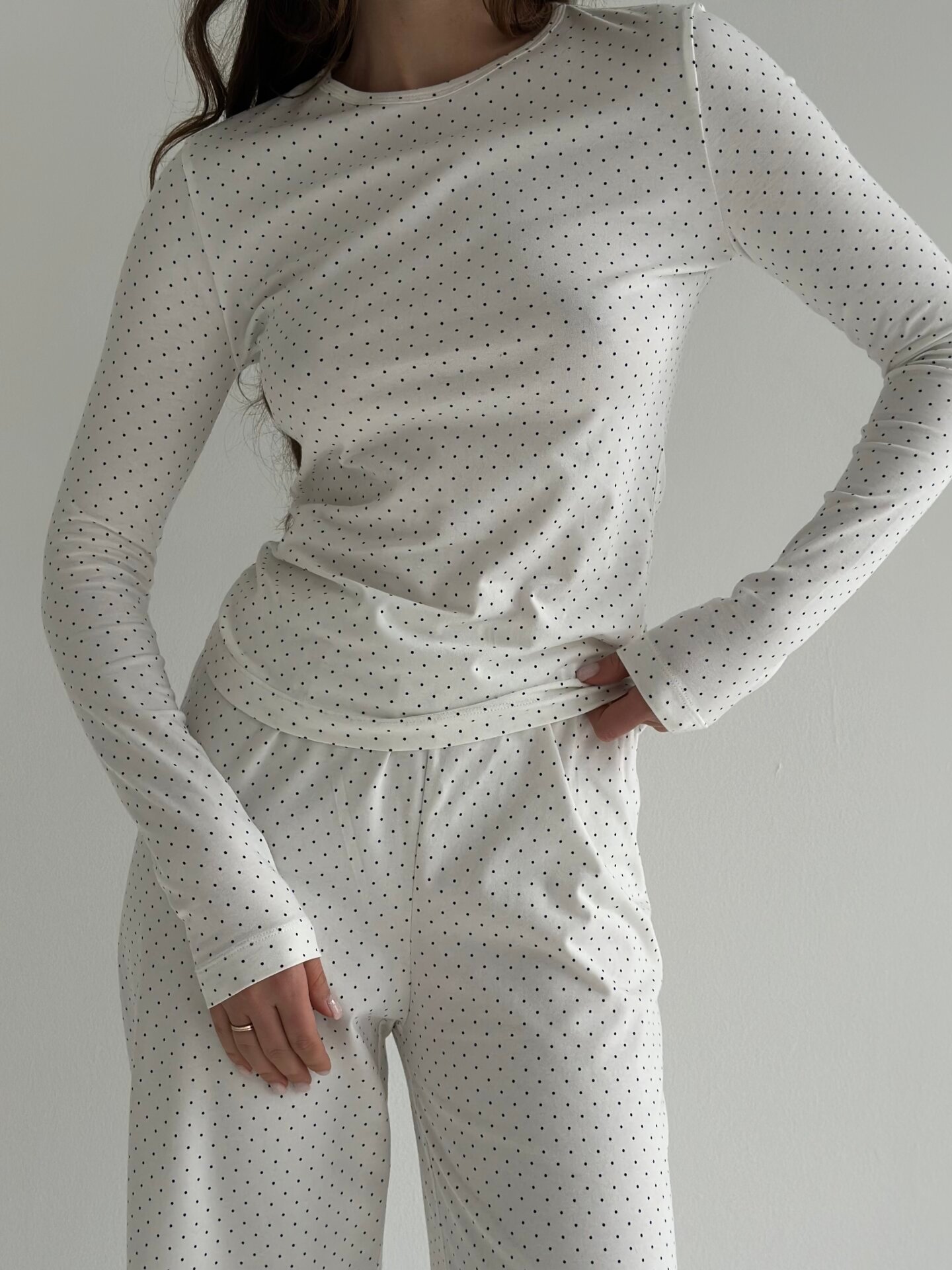 Komplet longsleeve i spodnie szerokie, z dzianiny, biały w granatowe groszki