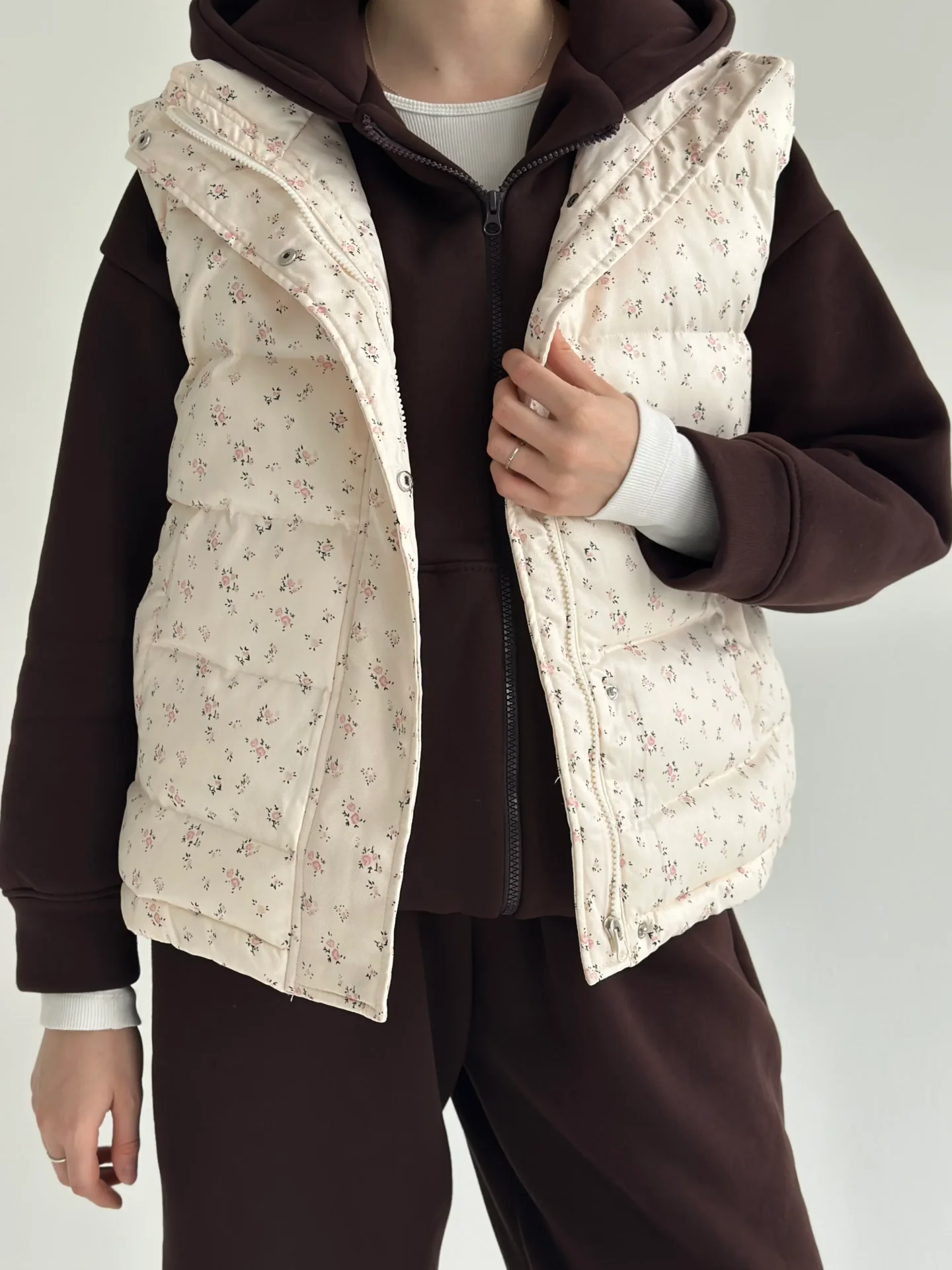 Kamizelka pikowana puchowa, kremowa w różowe kwiatki