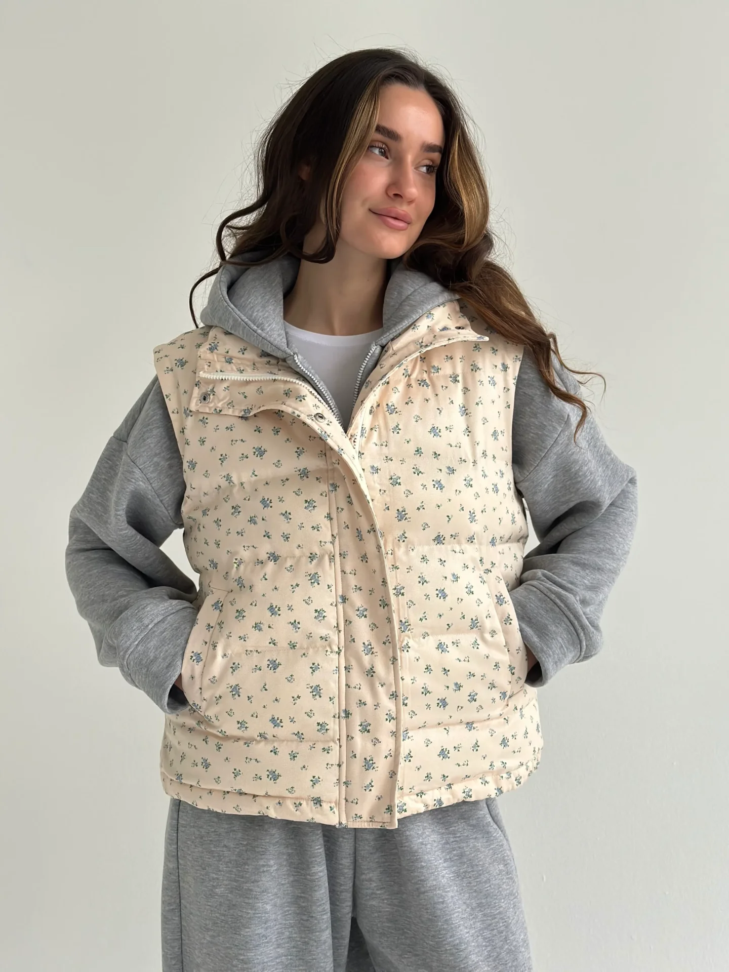 Kamizelka pikowana puchowa, kremowa w niebieskie kwiatki