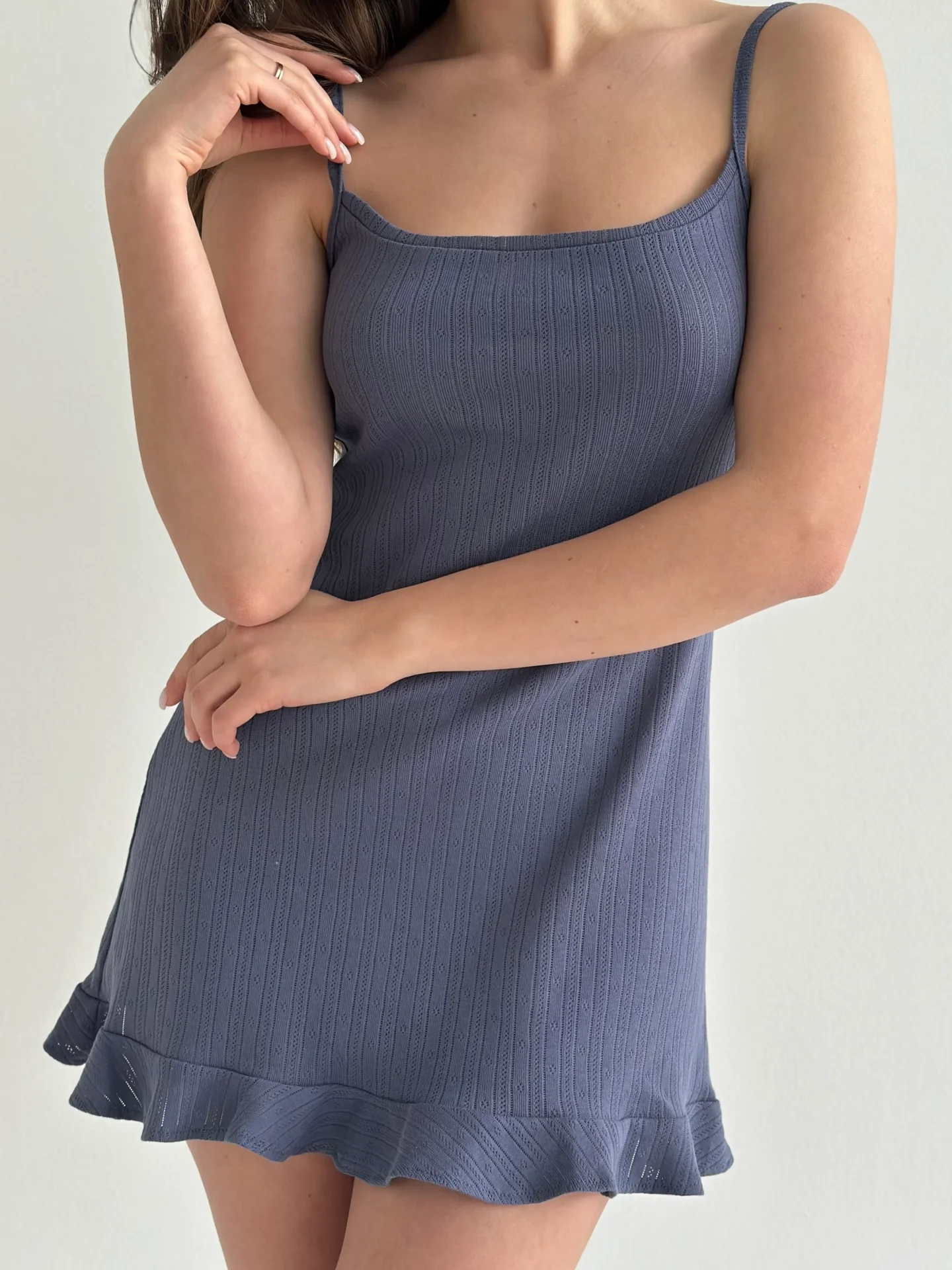 Sukienka nocna z falbankami, z ribany, granatowa