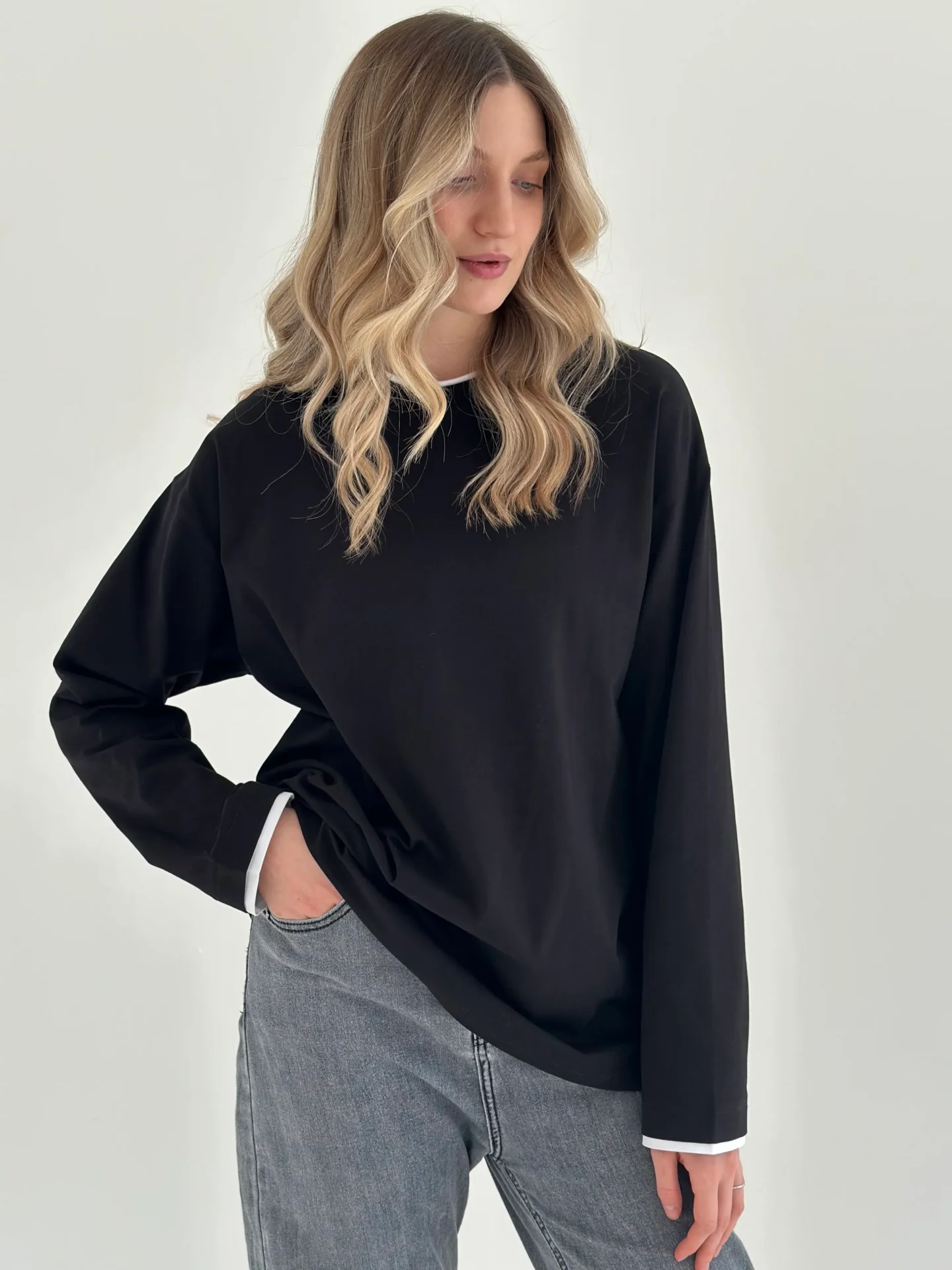 Koszulka longsleeve z białą lamówką, czarna