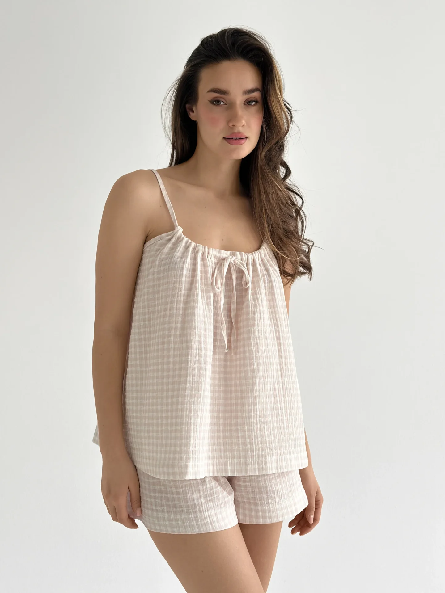 Komplet bluzka na ramiączkach i szorty z rozporkiem ozdobnym, z muślinu dwuwarstwowego, mleczny w beżową kratkę