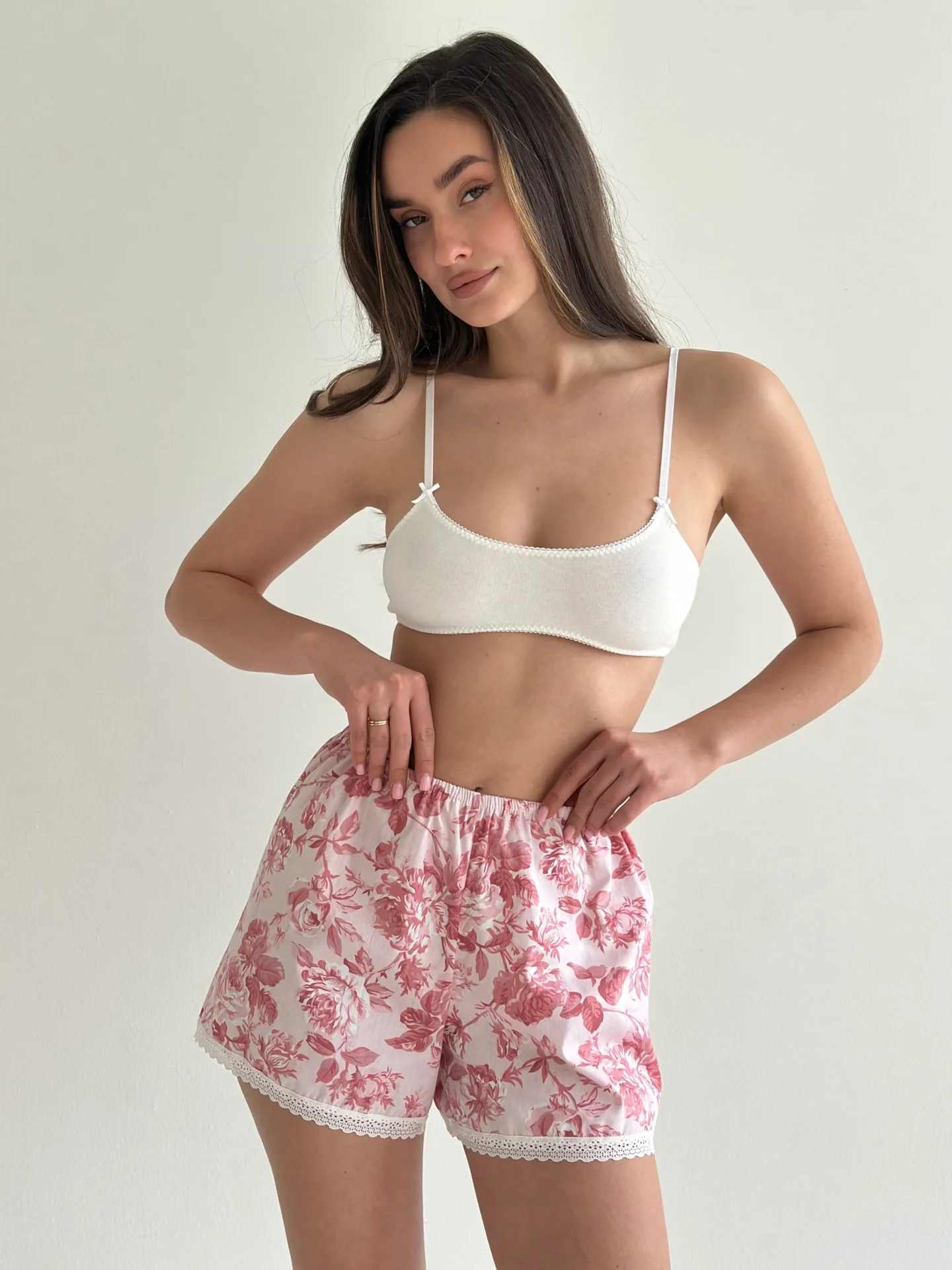 Szorty Mono z satynu, różowe w herbaciane róże