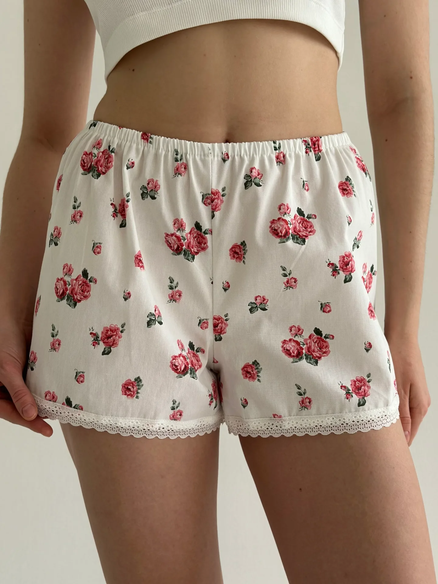 Szorty Mono z satynu, mleczne w czerwone róże z listkami