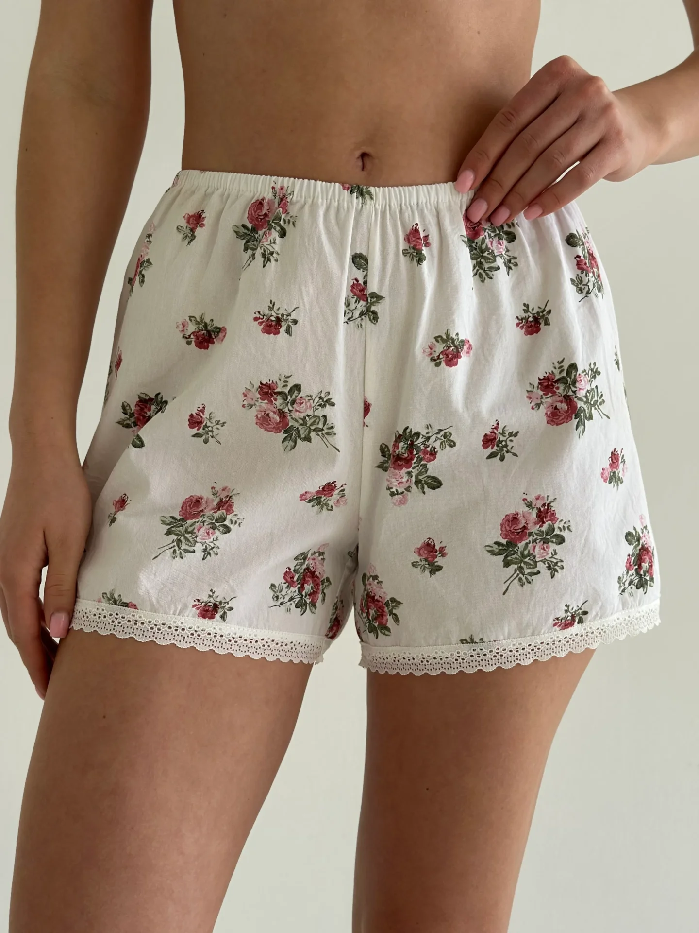 Szorty Mono z satynu, mleczne w krzewiaste róże