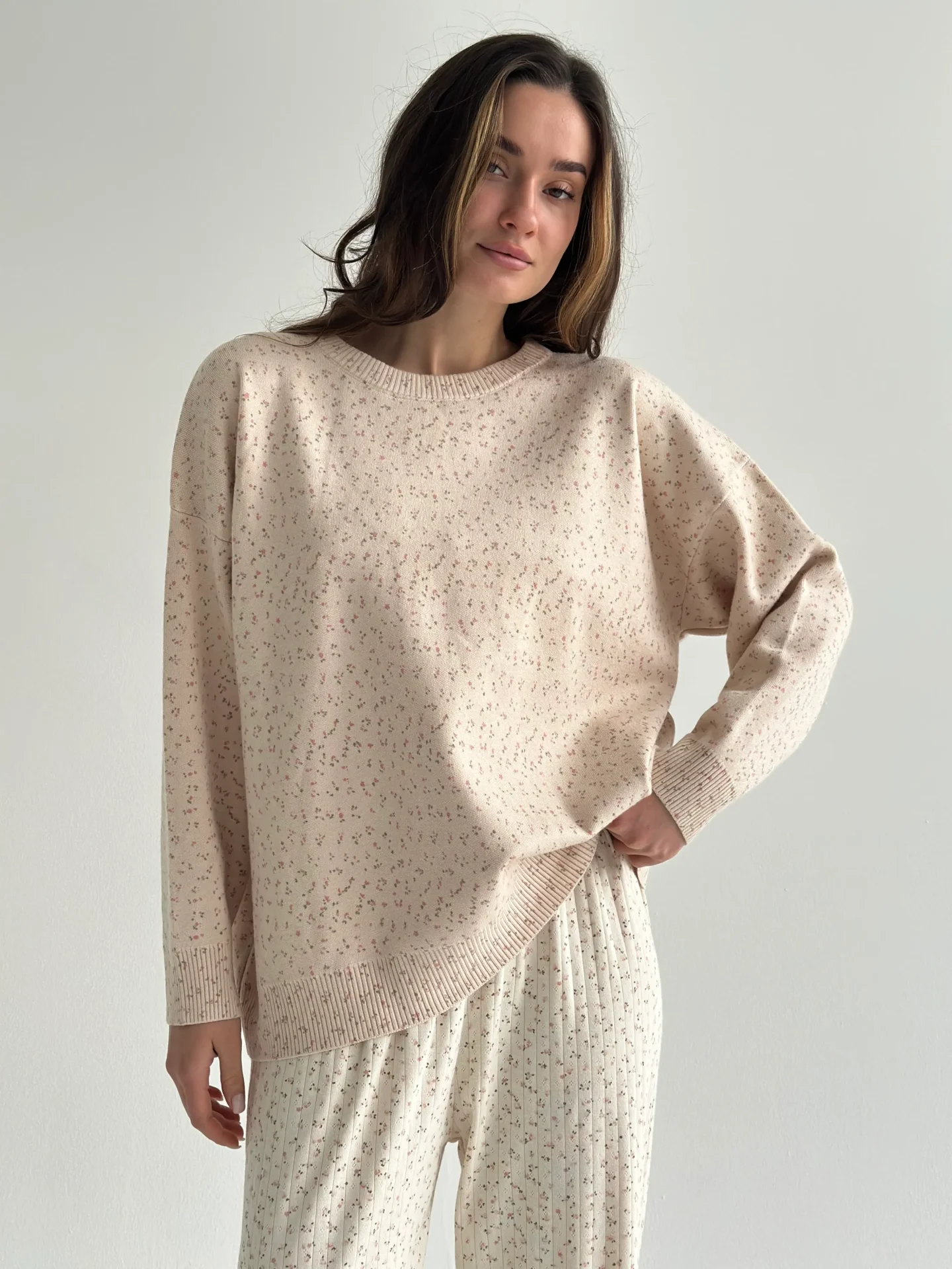 Sweter dziany, kremowy w różowe kwiatki