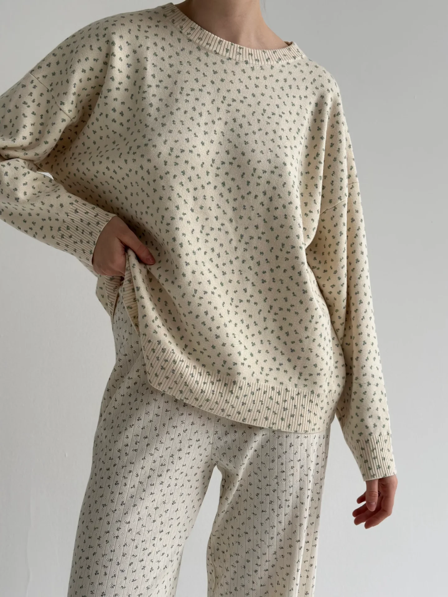 Sweter dziany, kremowy w niebieskie kwiatki