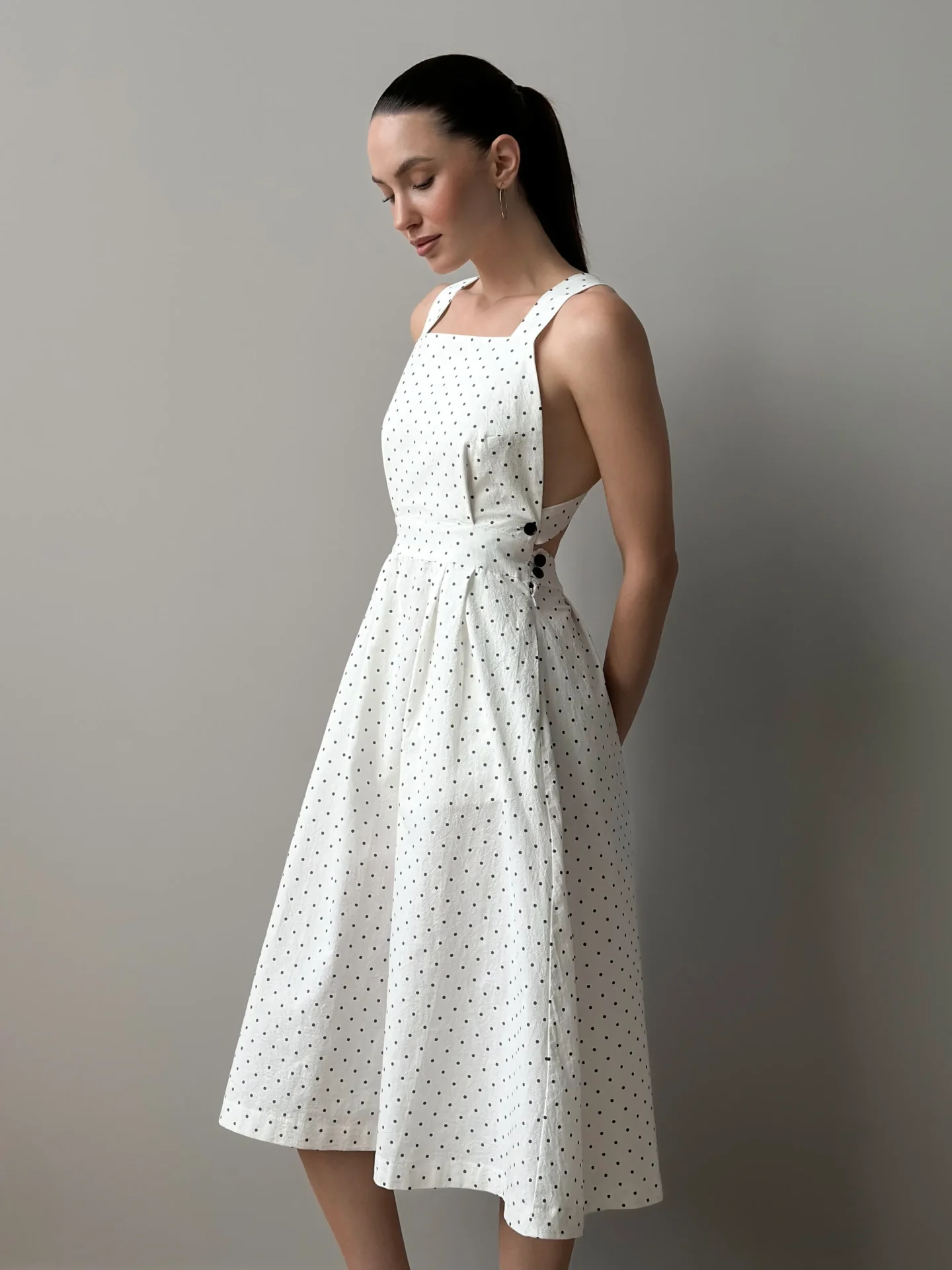 Sukienka na ramiączkach typu sarafan, z bawełny pranej, biała w czarne groszki