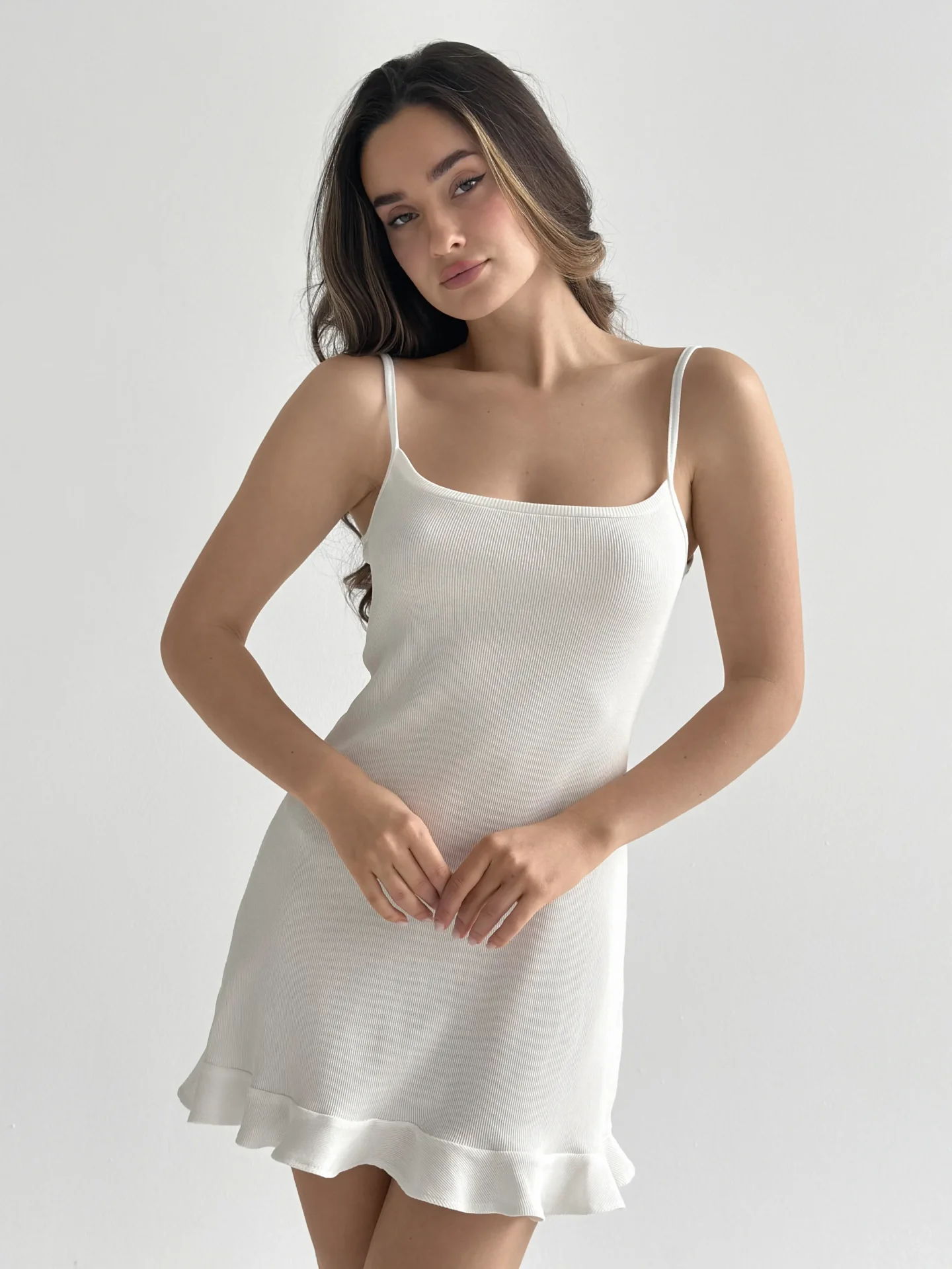 Sukienka nocna z falbankami, z dzianiny prążkowanej, mleczna